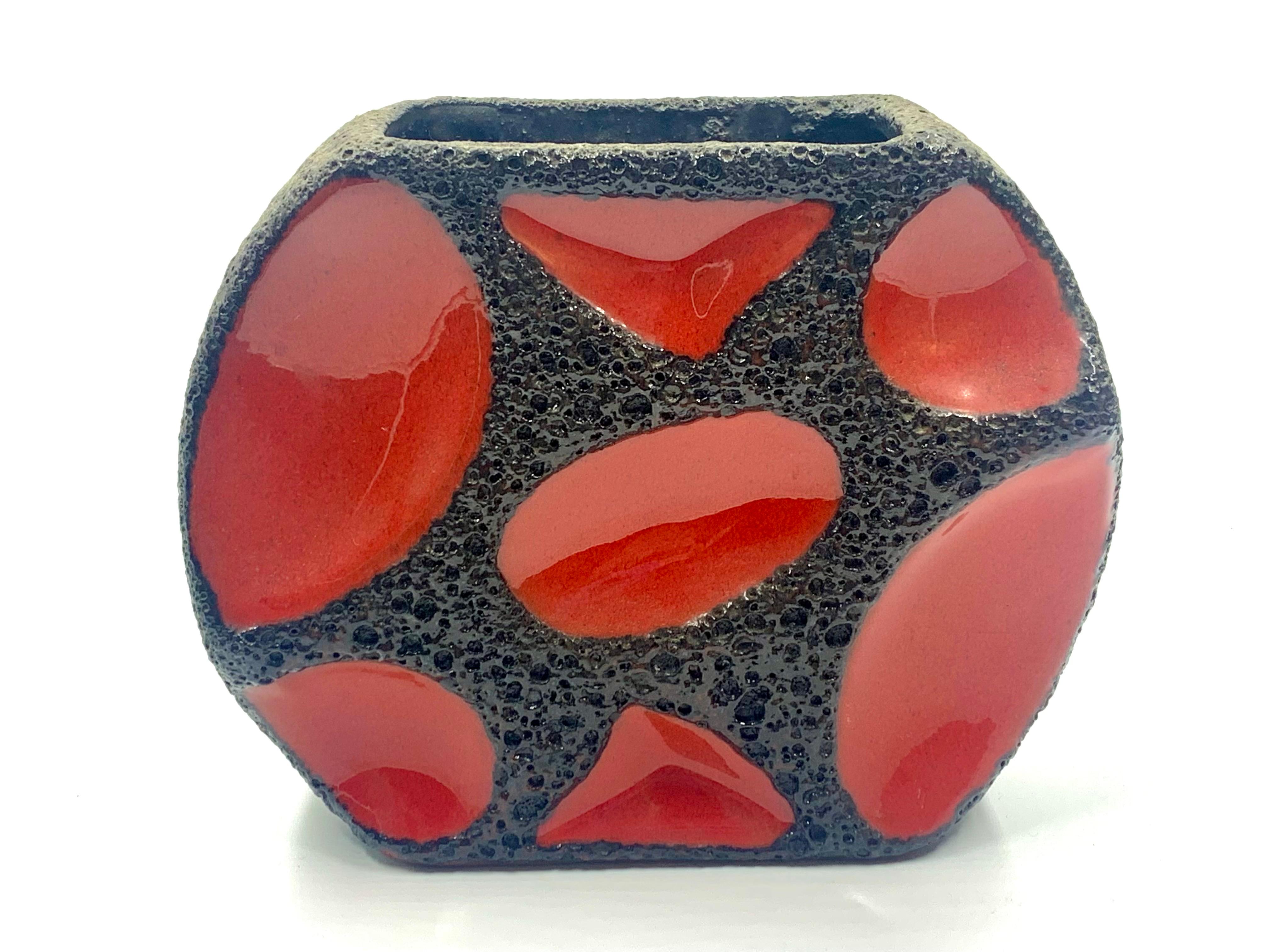 Jarrón redondo rojo y negro Roth Keramic, Alemania Occidental, c.1970 Moldeado en venta