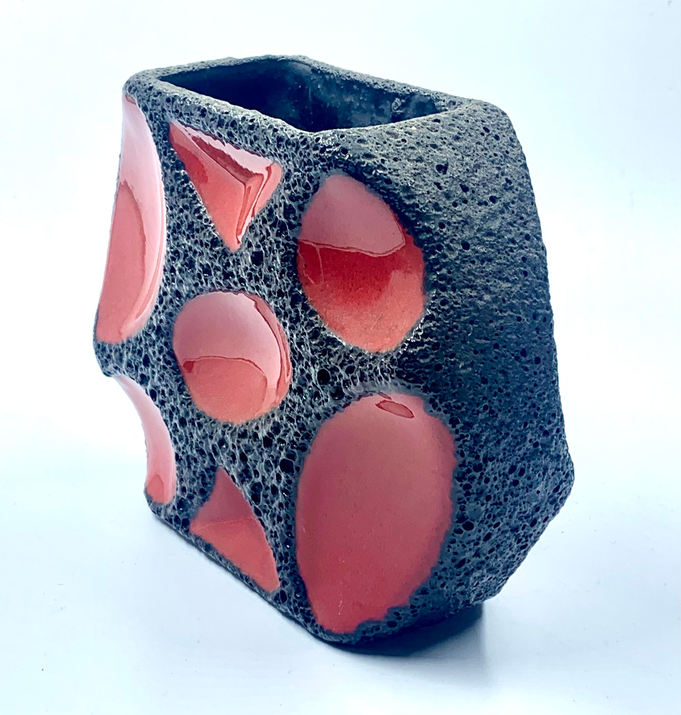 Jarrón redondo rojo y negro Roth Keramic, Alemania Occidental, c.1970 en Bueno estado para la venta en Pymble, NSW