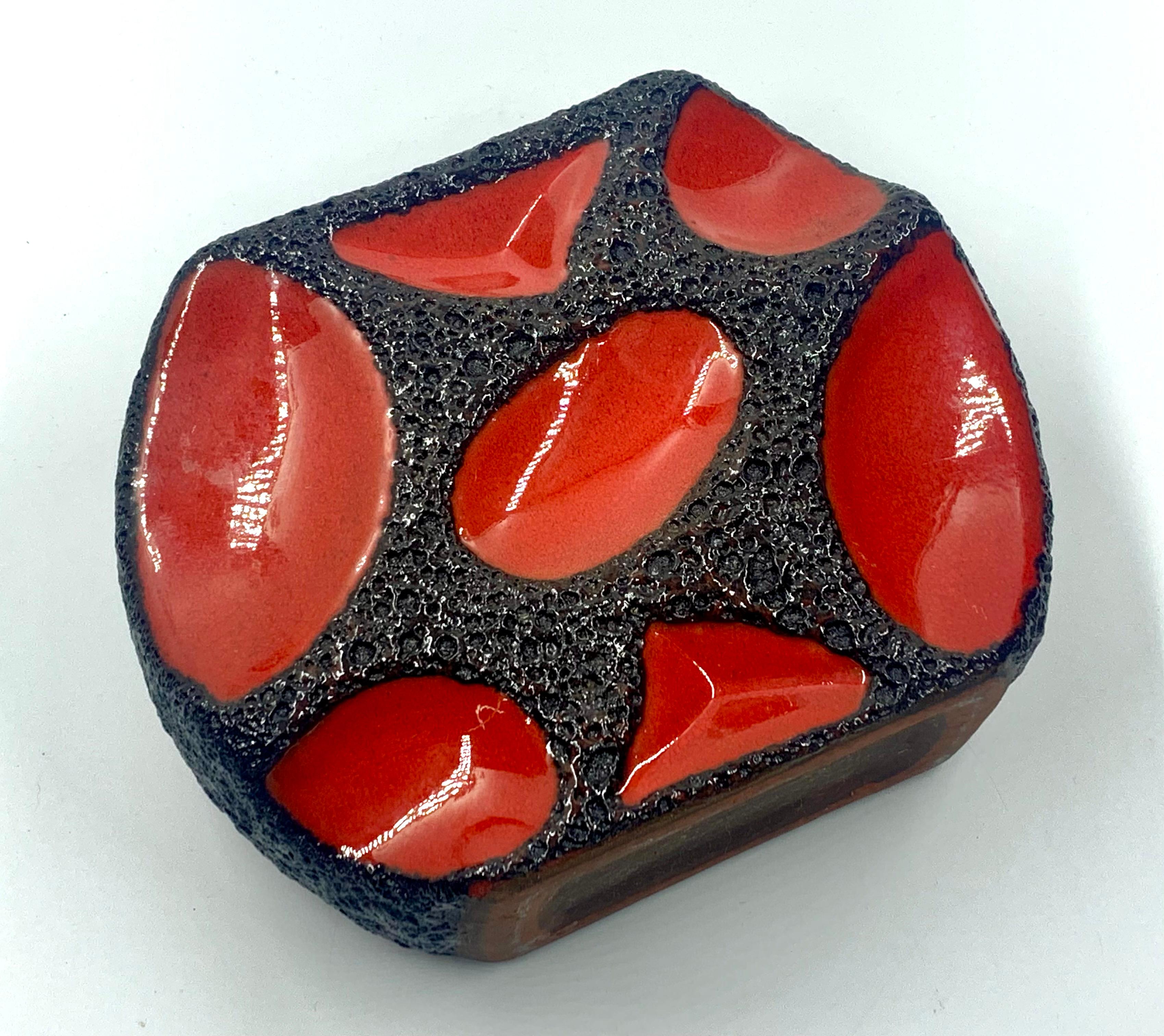 Jarrón redondo rojo y negro Roth Keramic, Alemania Occidental, c.1970 finales del siglo XX en venta