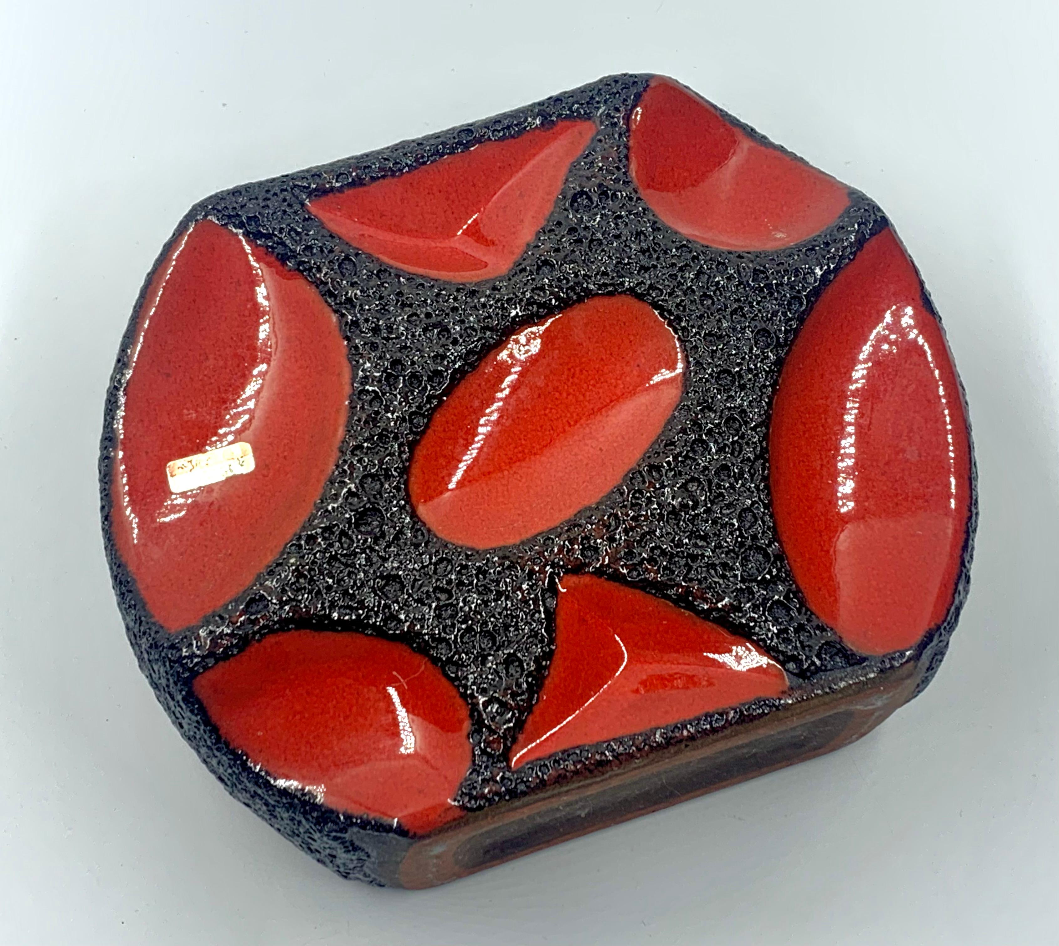 Jarrón redondo rojo y negro Roth Keramic, Alemania Occidental, c.1970 Cerámico en venta