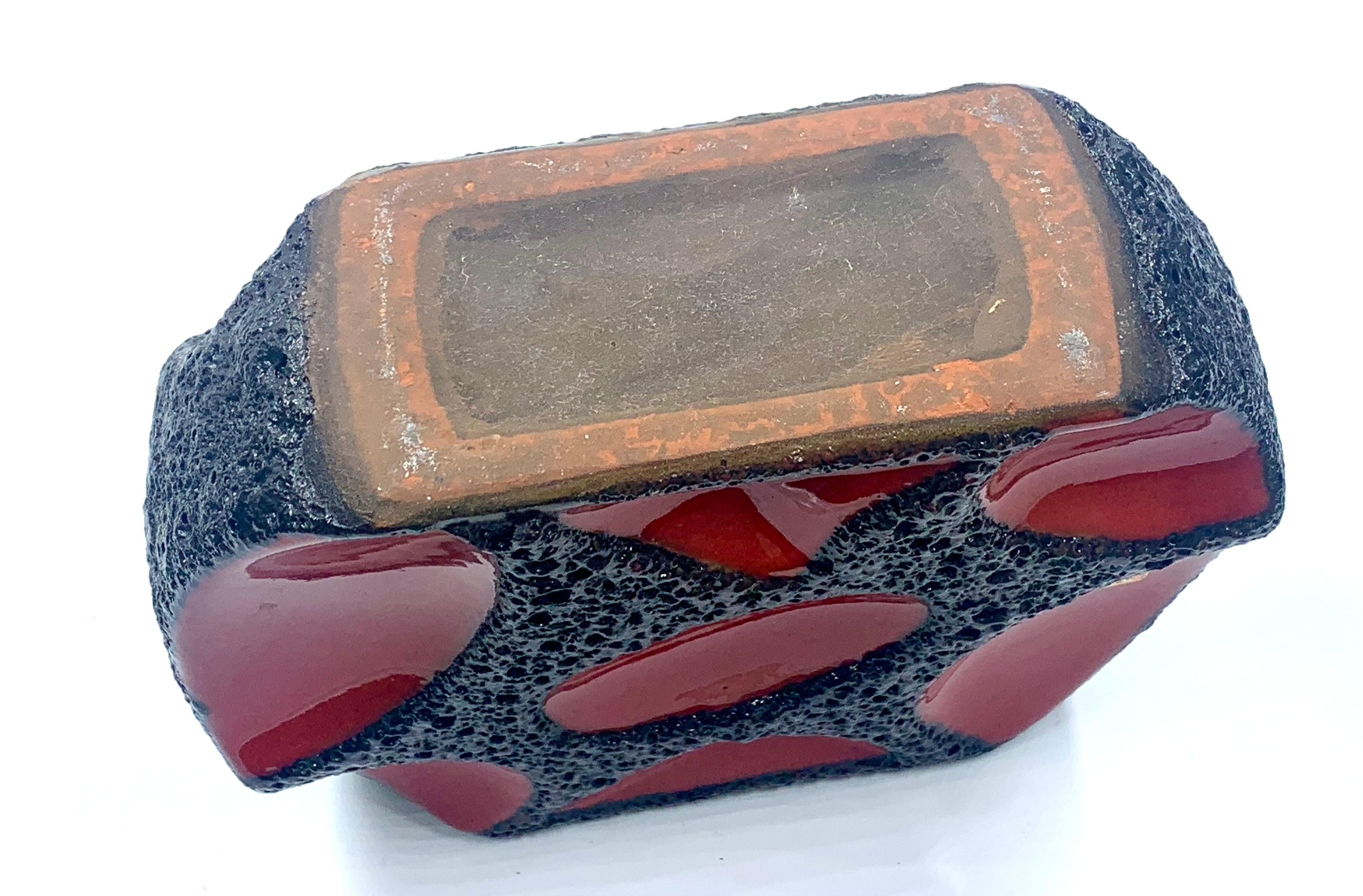 Jarrón redondo rojo y negro Roth Keramic, Alemania Occidental, c.1970 en venta 1