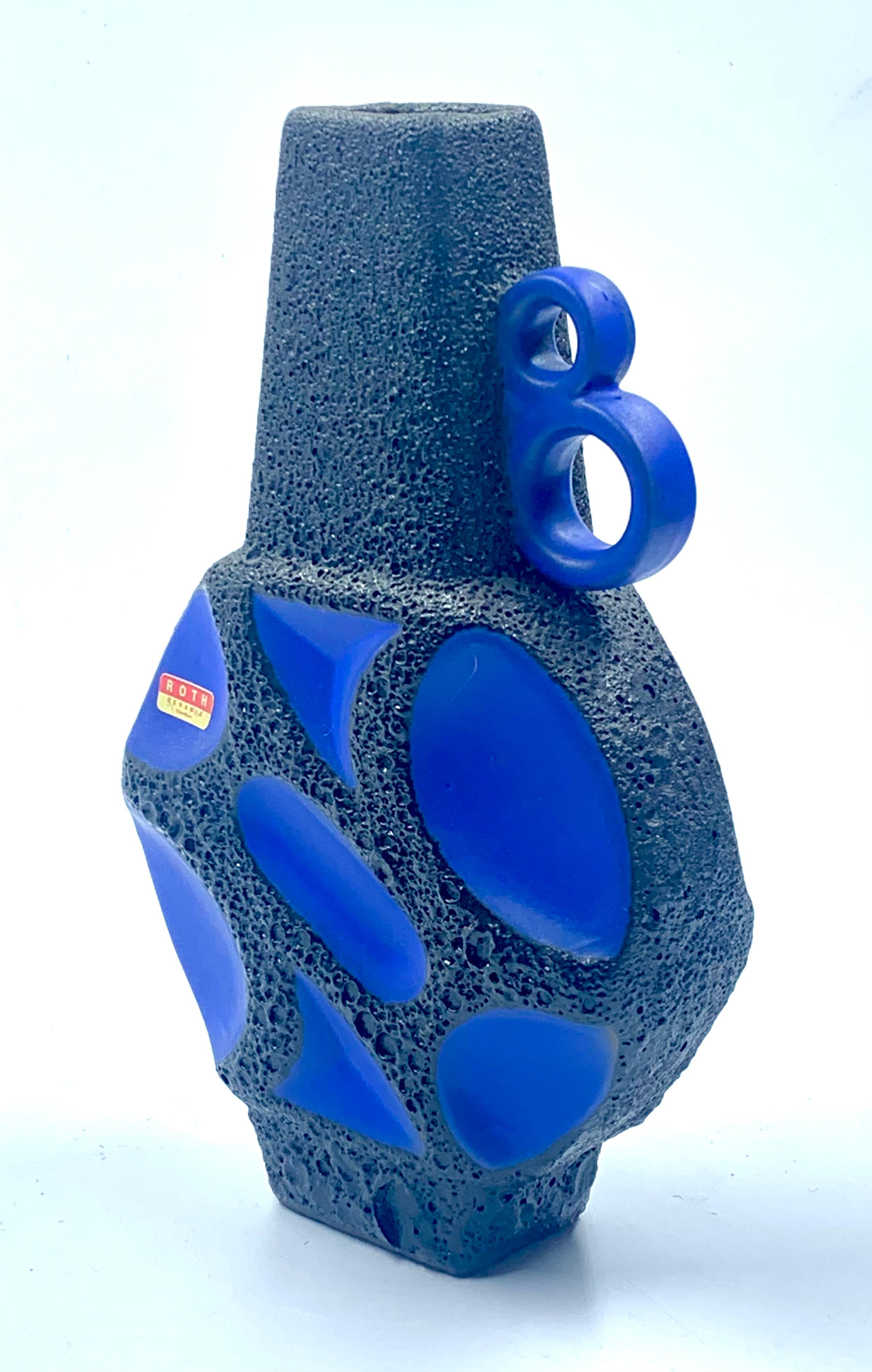 Tedesco Vaso brocca Roth Keramik smaltato di lava blu e nera, 23 cm, Germania Ovest, C.C. 1970. in vendita