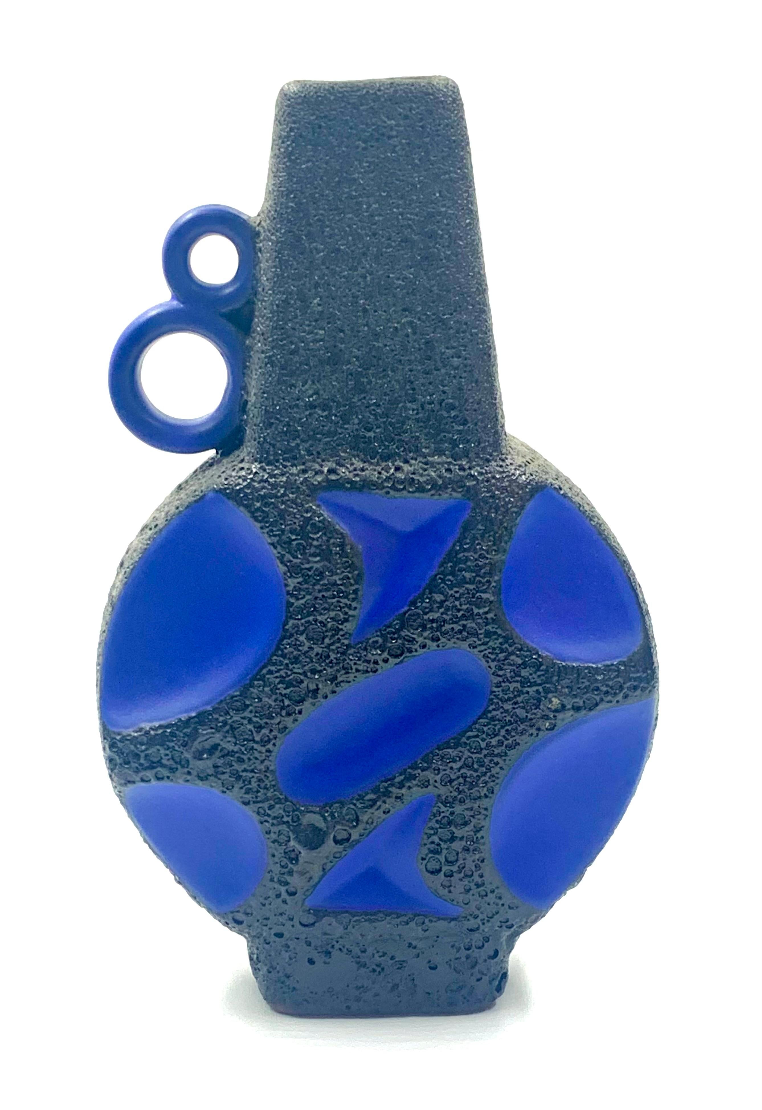 Vaso brocca Roth Keramik smaltato di lava blu e nera, 23 cm, Germania Ovest, C.C. 1970. In condizioni buone in vendita a Pymble, NSW