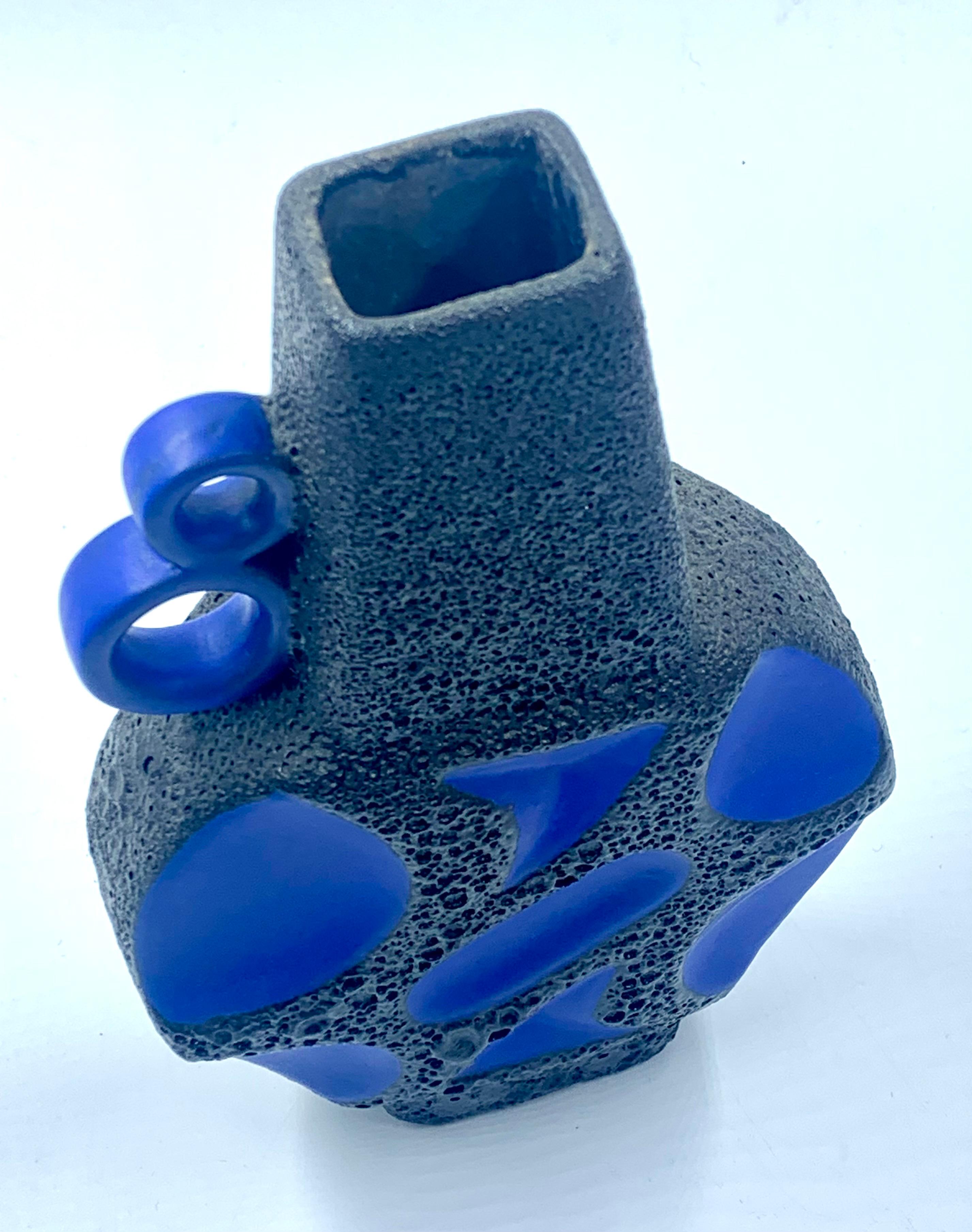 Fine XX secolo Vaso brocca Roth Keramik smaltato di lava blu e nera, 23 cm, Germania Ovest, C.C. 1970. in vendita