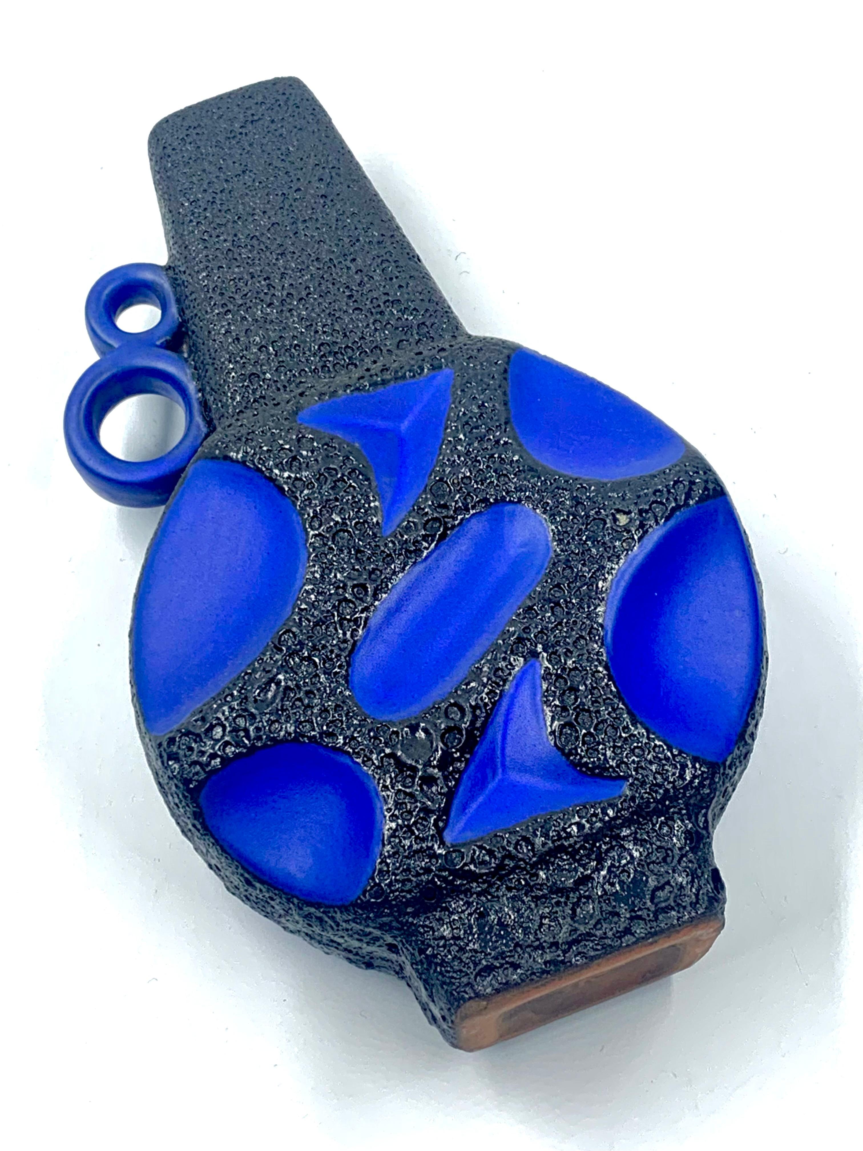 Ceramica Vaso brocca Roth Keramik smaltato di lava blu e nera, 23 cm, Germania Ovest, C.C. 1970. in vendita
