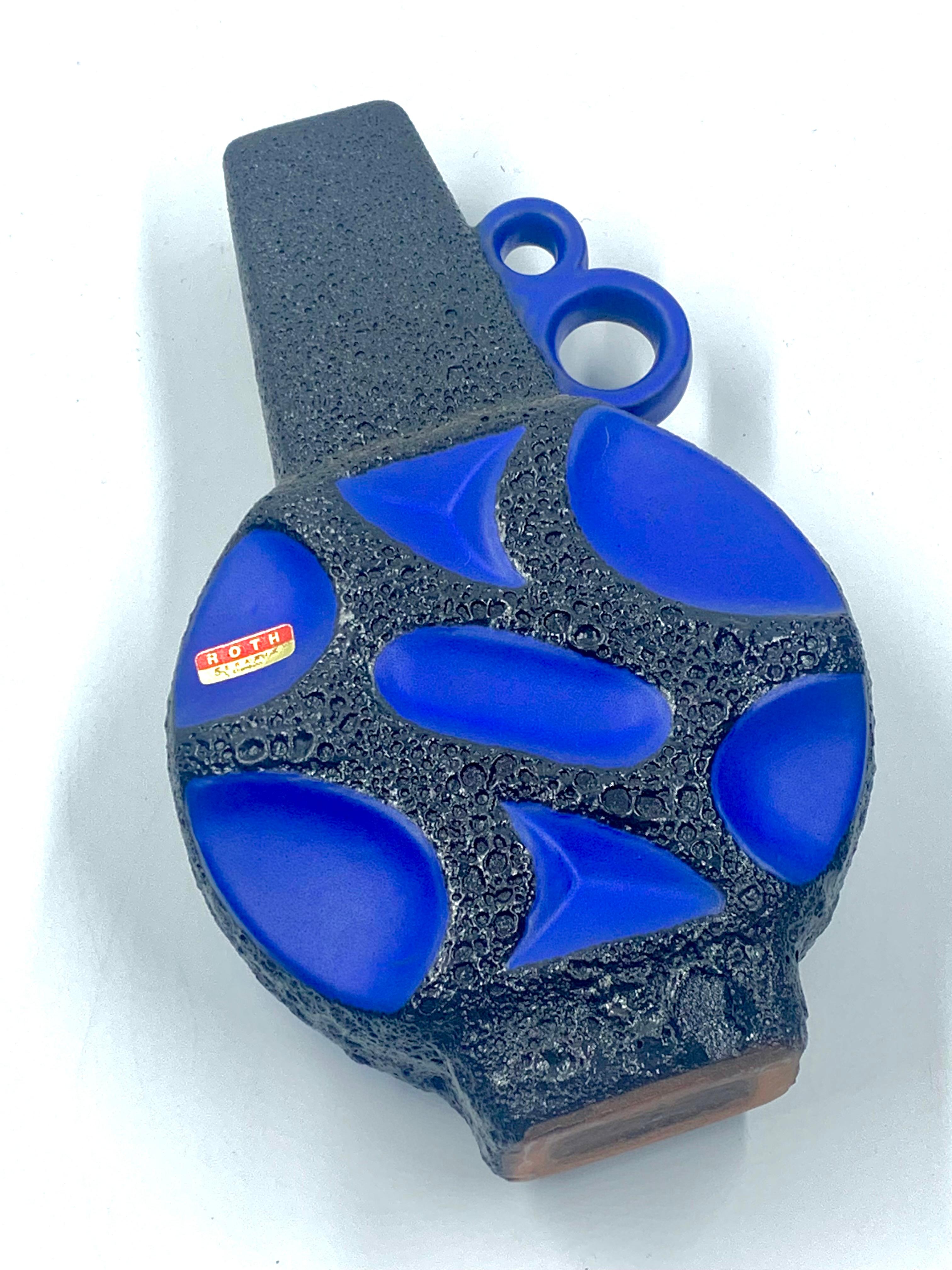 Vaso brocca Roth Keramik smaltato di lava blu e nera, 23 cm, Germania Ovest, C.C. 1970. in vendita 1