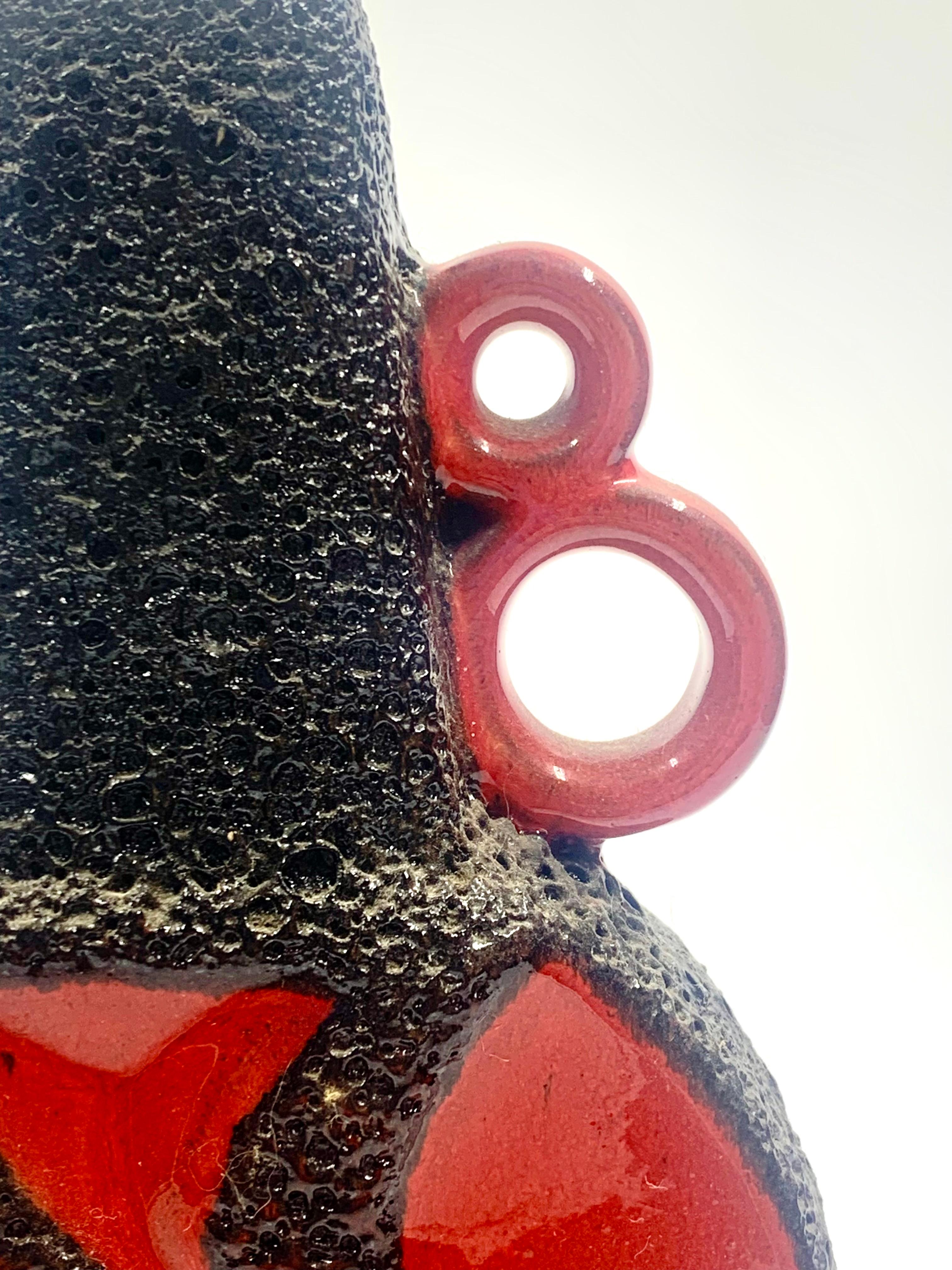 Jarrón Roth Keramik esmaltado en lava brillante roja y negra, Alemania Occidental, c.1970 Moderno de mediados de siglo en venta