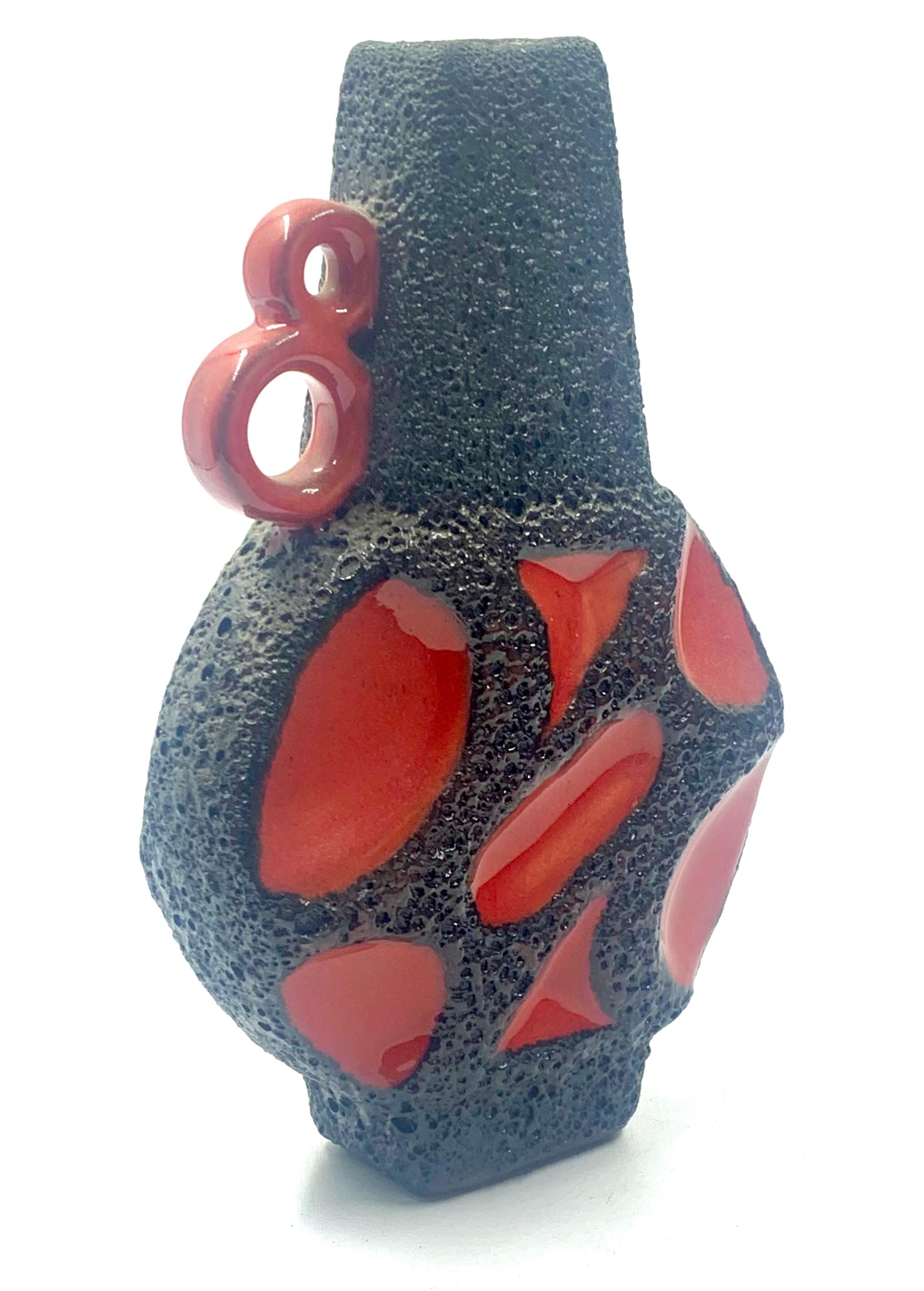 Jarrón Roth Keramik esmaltado en lava brillante roja y negra, Alemania Occidental, c.1970 Moldeado en venta