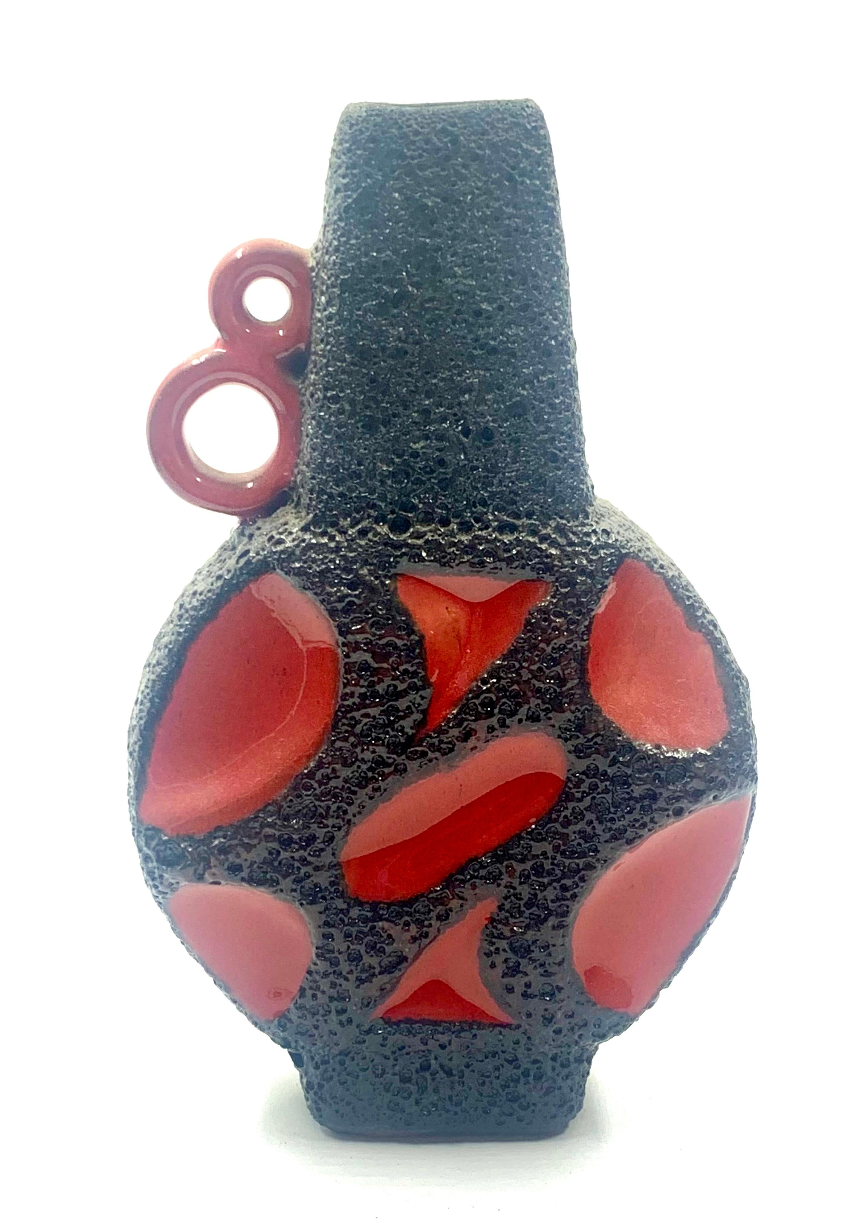 Jarrón Roth Keramik esmaltado en lava brillante roja y negra, Alemania Occidental, c.1970 en Bueno estado para la venta en Pymble, NSW