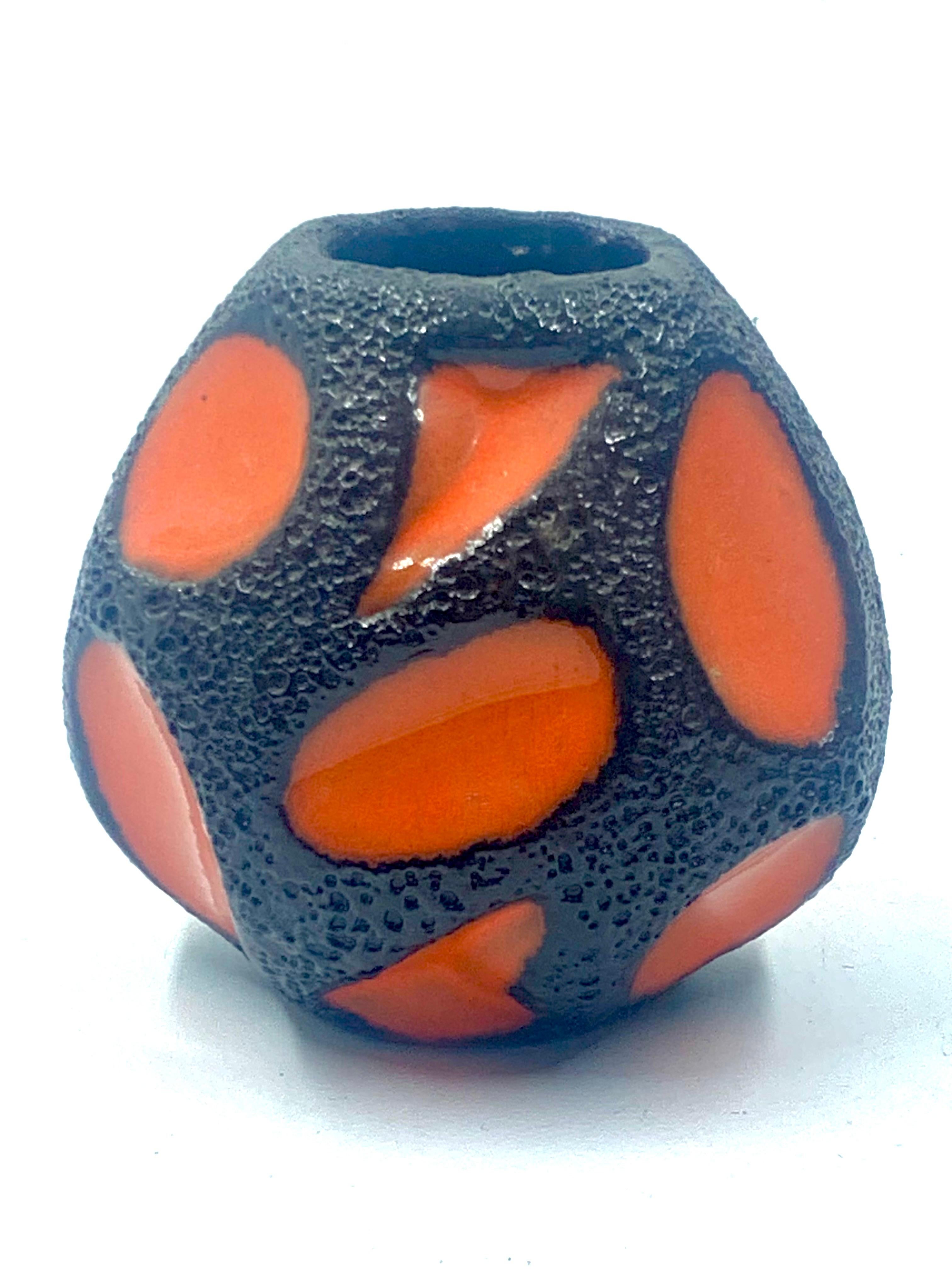 Vaso a sfera Roth Keramik arancione e nero, Germania Ovest, C.C. 1970 In condizioni buone in vendita a Pymble, NSW