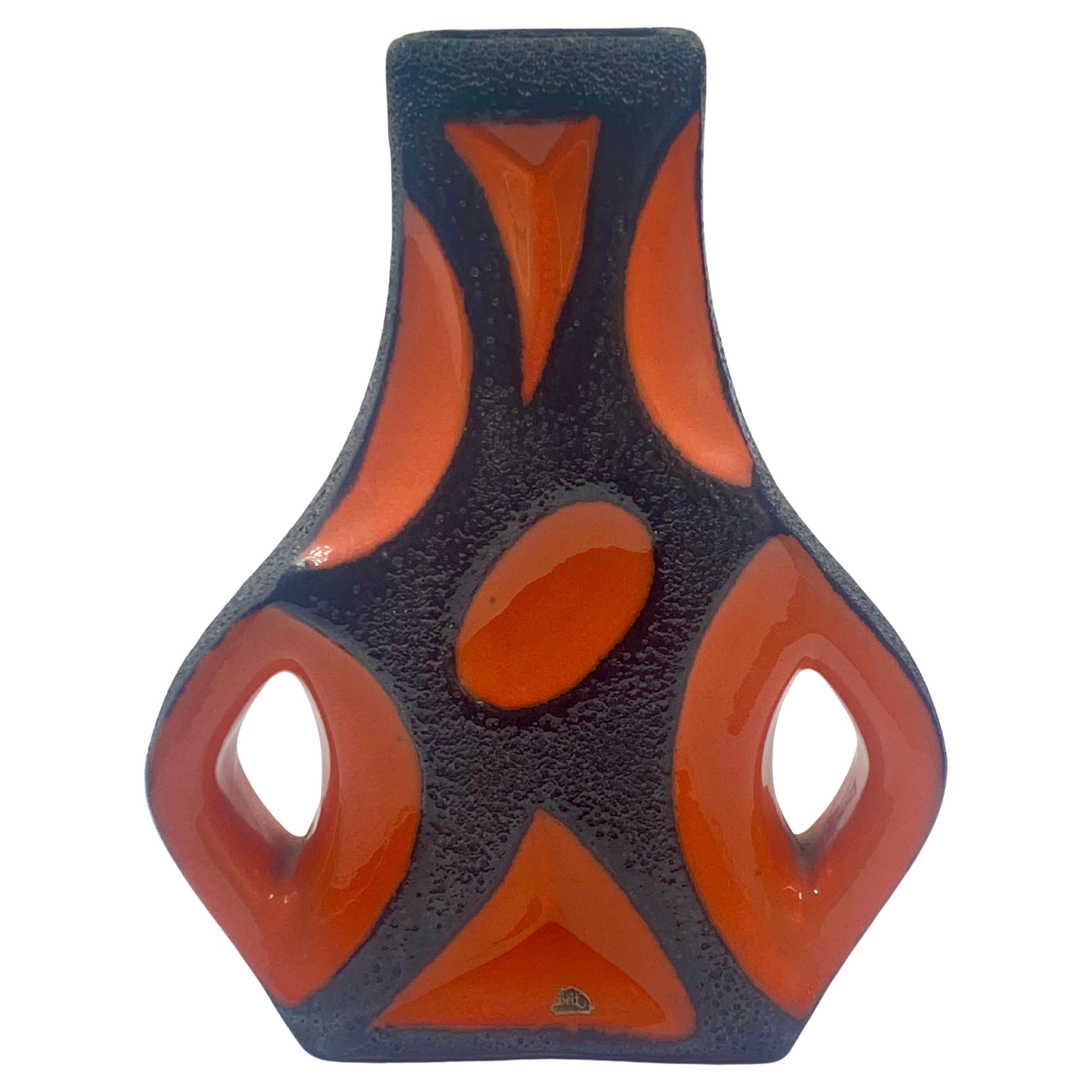 Roth Keramik Jarrón guitarra esmaltado en lava naranja y negra, Alemania Occidental, c.1970