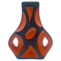 Roth Keramik Jarrón guitarra esmaltado en lava naranja y negra, Alemania Occidental, c.1970