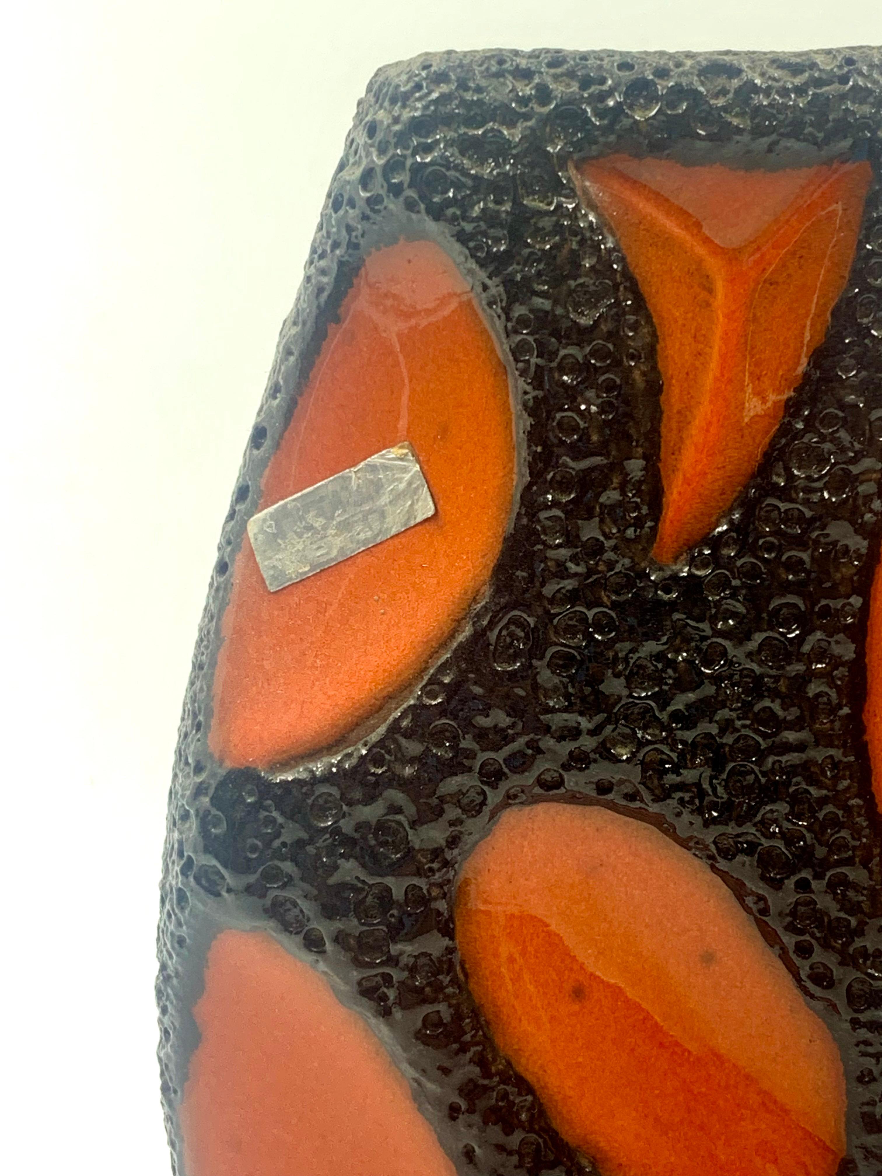 Jarrón pequeño Roth Keramik esmaltado en lava naranja y negra, modelo número 309. La forma más común de esta gama tan deseada, puede encontrarse en dos tamaños, siendo éste el más pequeño.
Conserva la etiqueta del fabricante.