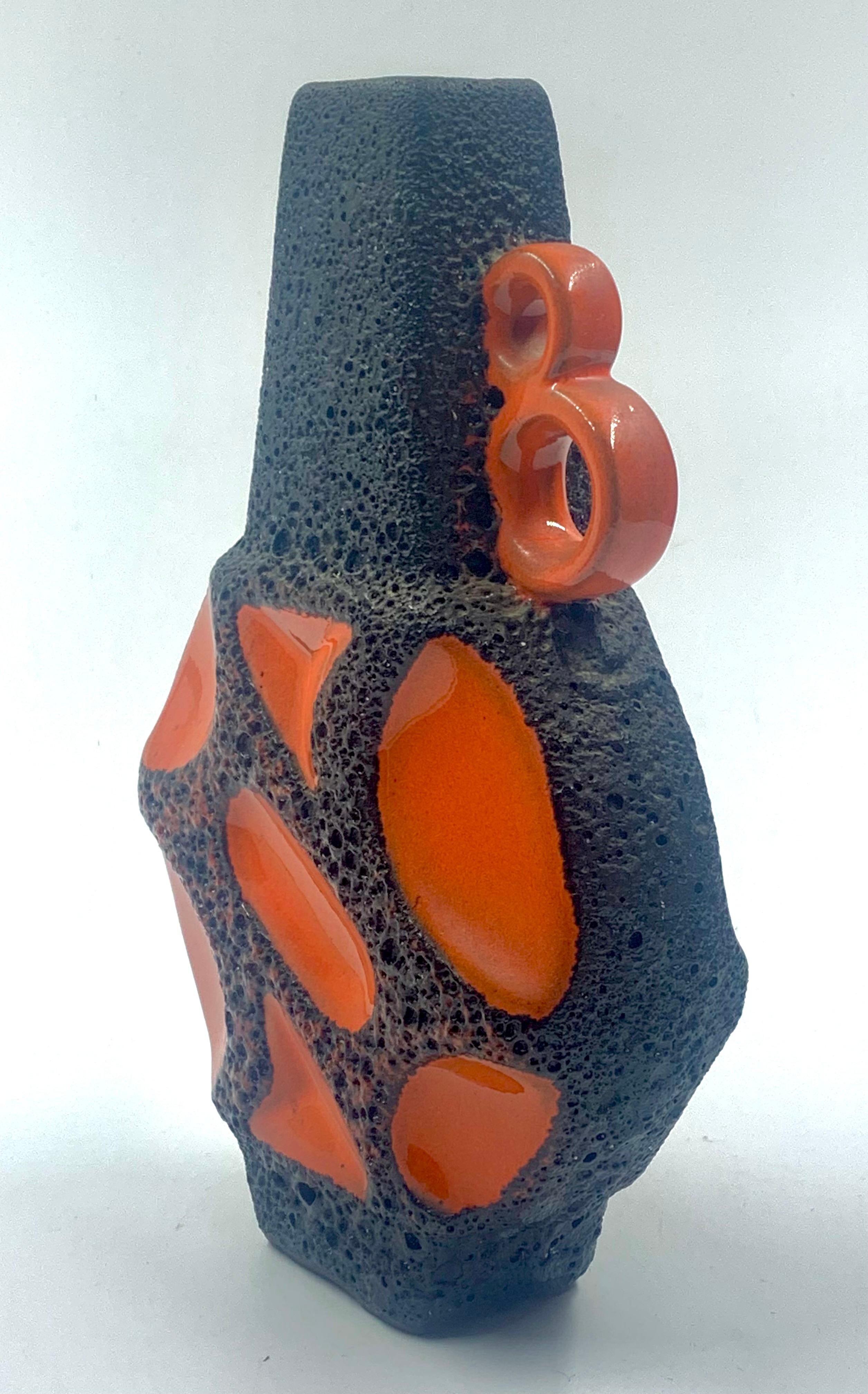 Roth Keramik Jarrón esmaltado en lava naranja y negra, Alemania Occidental, c.1970 Moderno de mediados de siglo en venta