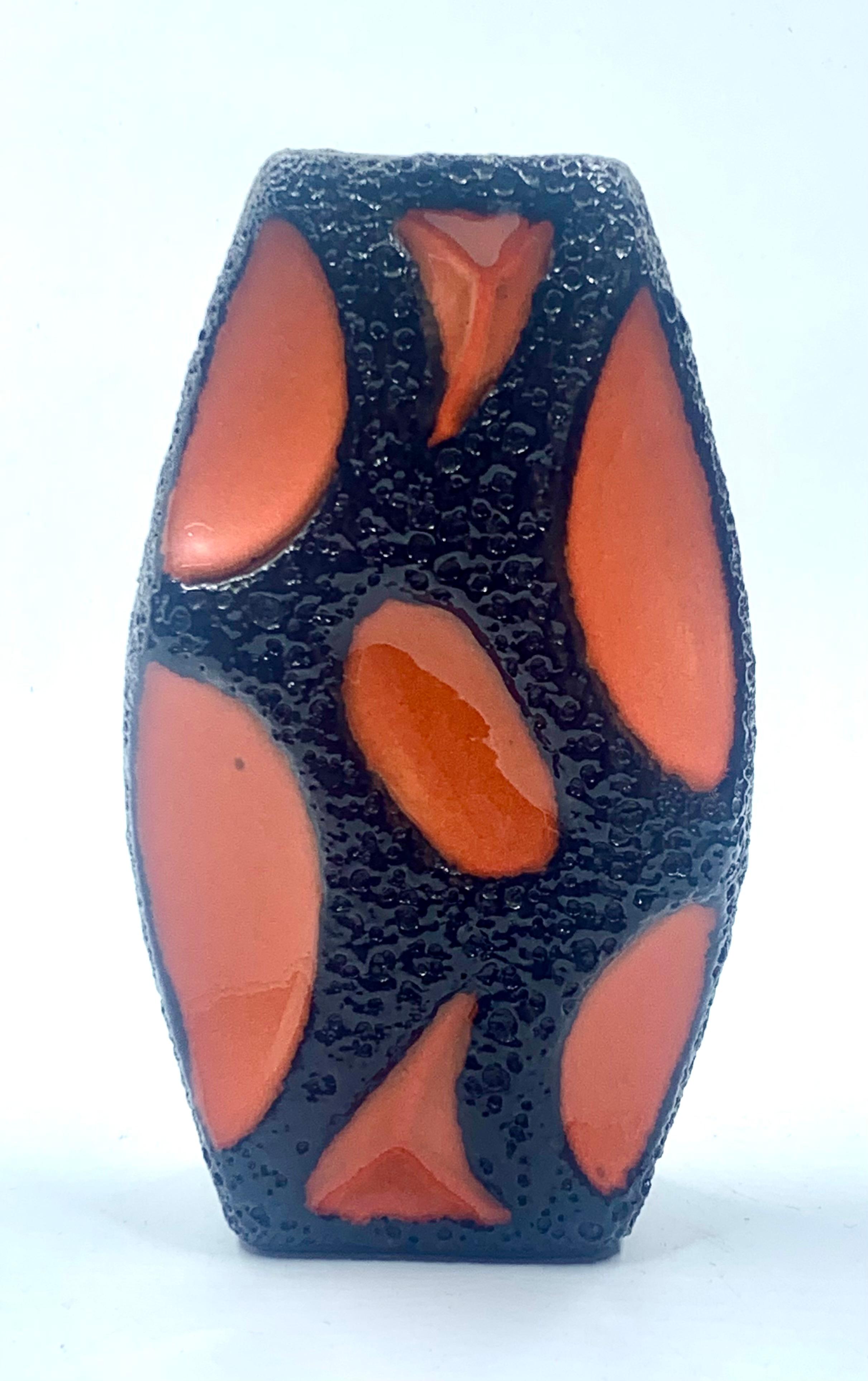 Jarrón Roth Keramik esmaltado en lava naranja y negra, Alemania Occidental, c.1970. Moldeado en venta