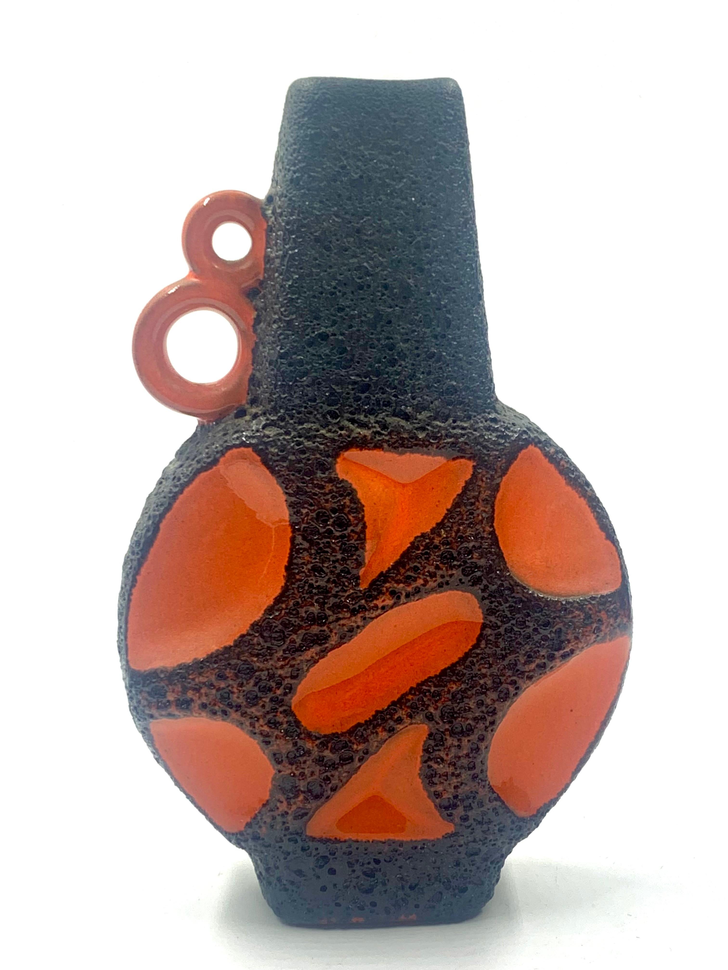Roth Keramik Jarrón esmaltado en lava naranja y negra, Alemania Occidental, c.1970 Moldeado en venta