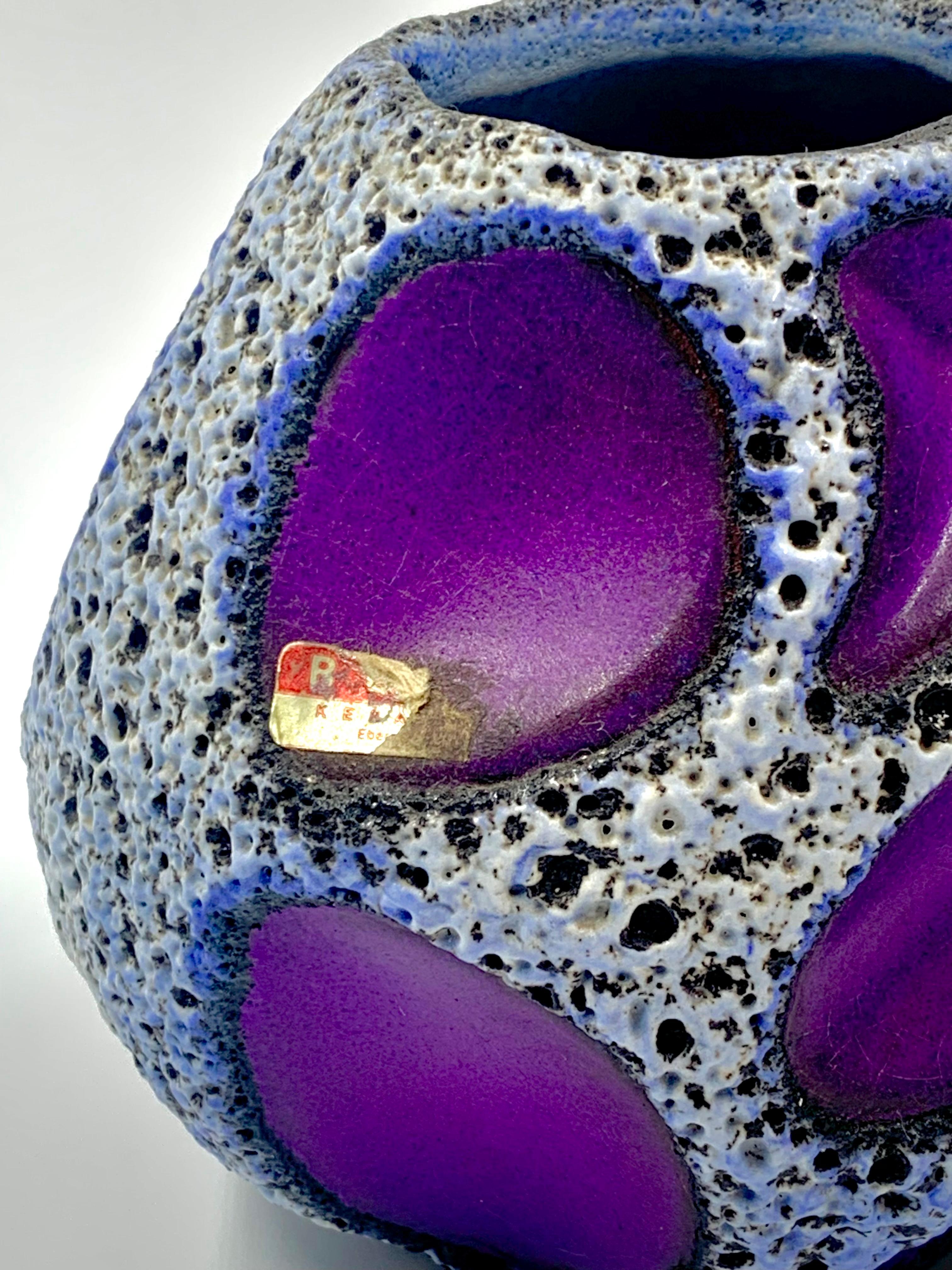 A Roth  Raro vaso a sfera in Keramik smaltato di viola, bianco e nero con bordi blu, modello numero 308.
L'adesivo del produttore è ancora attaccato e risale ai primi anni '70.
In ottime condizioni, lo smalto viola mostra segni di screpolatura che