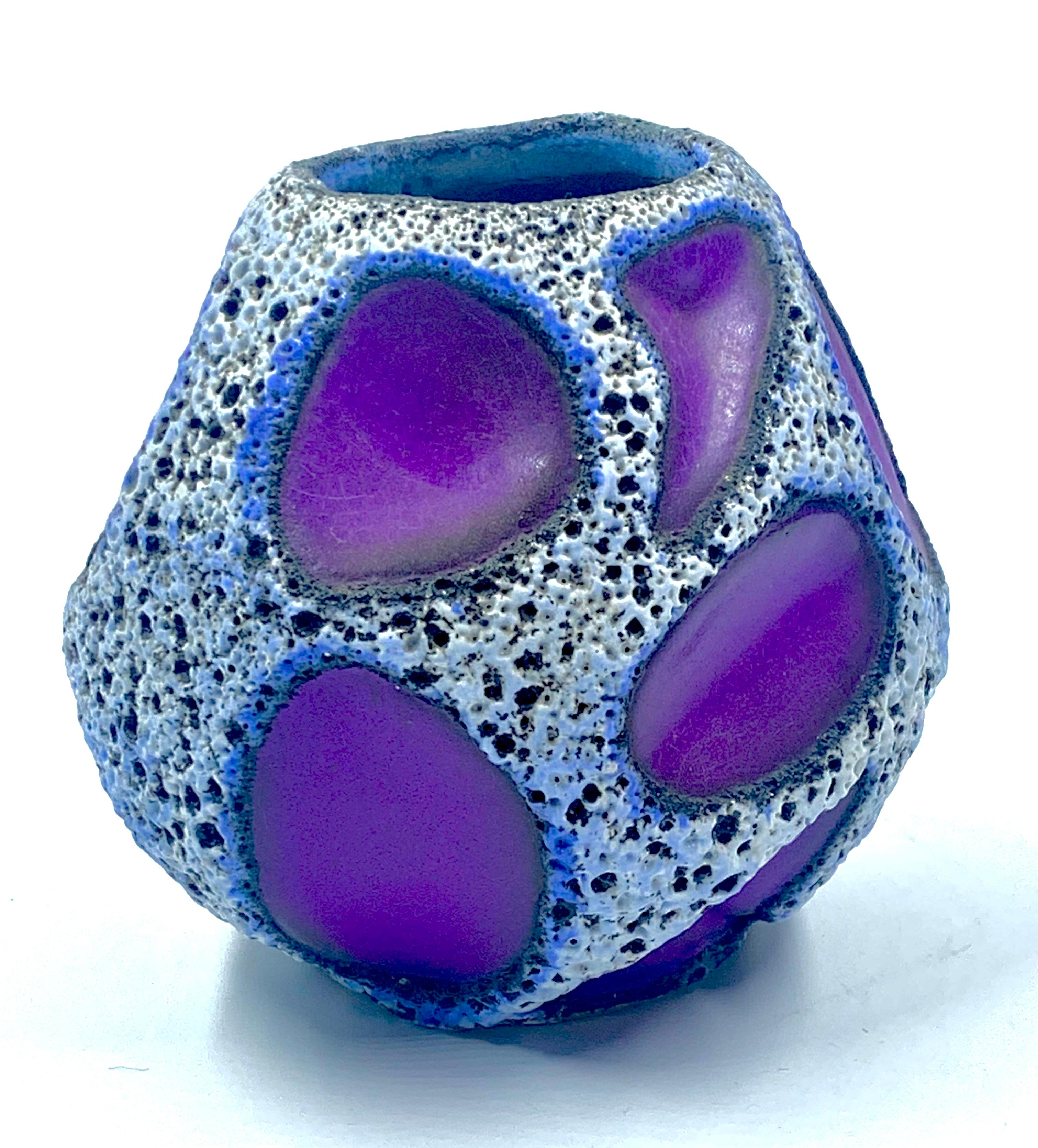 Tedesco Vaso a sfera Roth Keramik viola e bianco e nero, Germania Ovest, C.C. 1970 in vendita