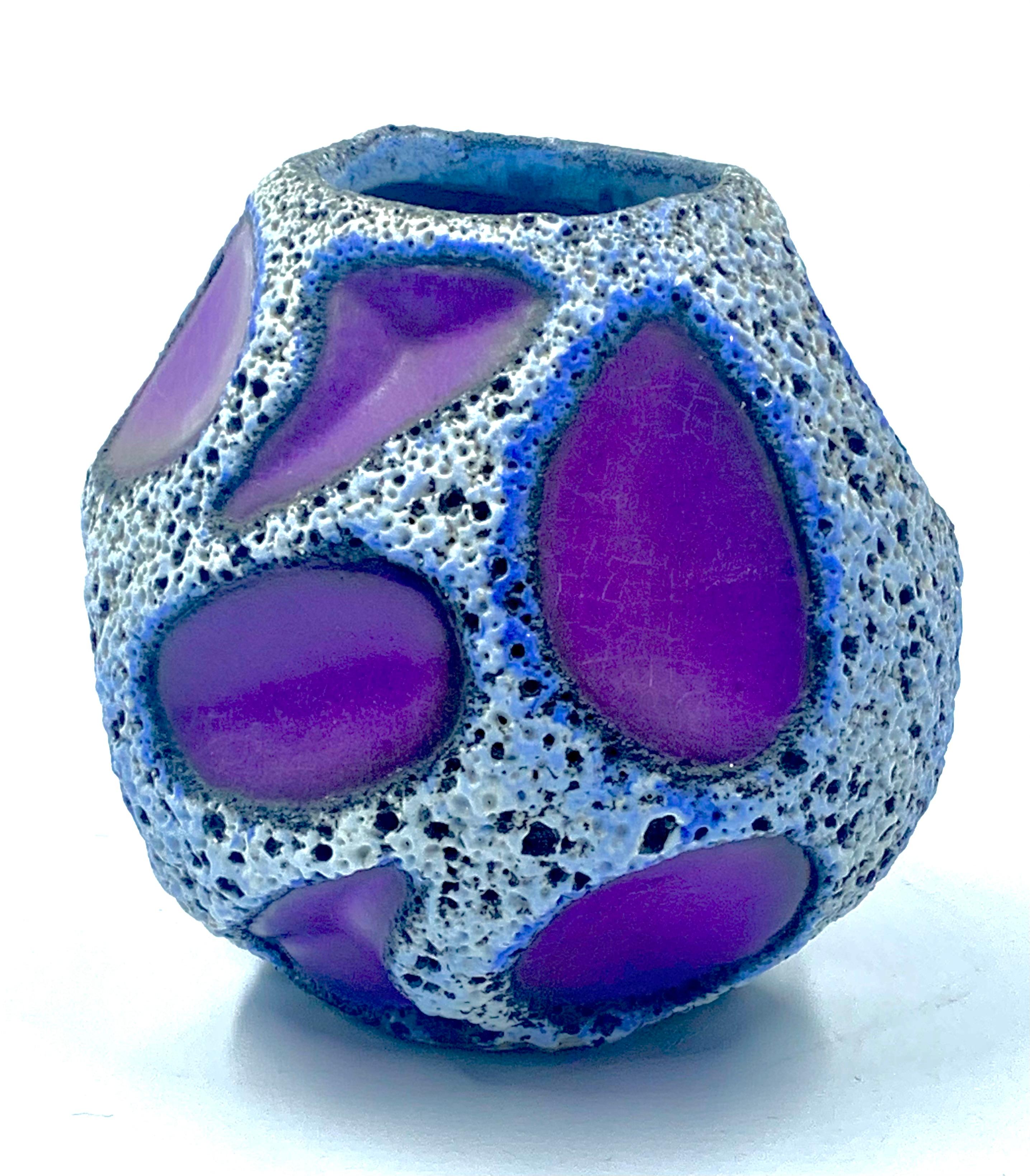 Stampato Vaso a sfera Roth Keramik viola e bianco e nero, Germania Ovest, C.C. 1970 in vendita