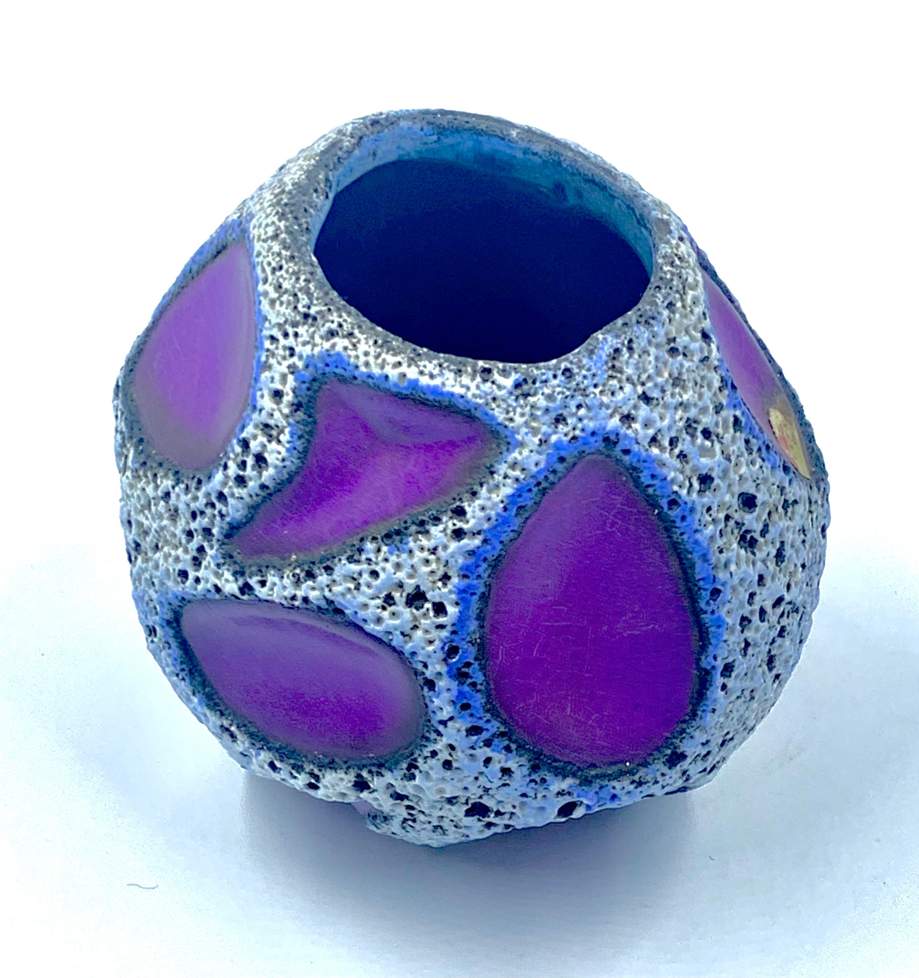 Vaso a sfera Roth Keramik viola e bianco e nero, Germania Ovest, C.C. 1970 In condizioni buone in vendita a Pymble, NSW