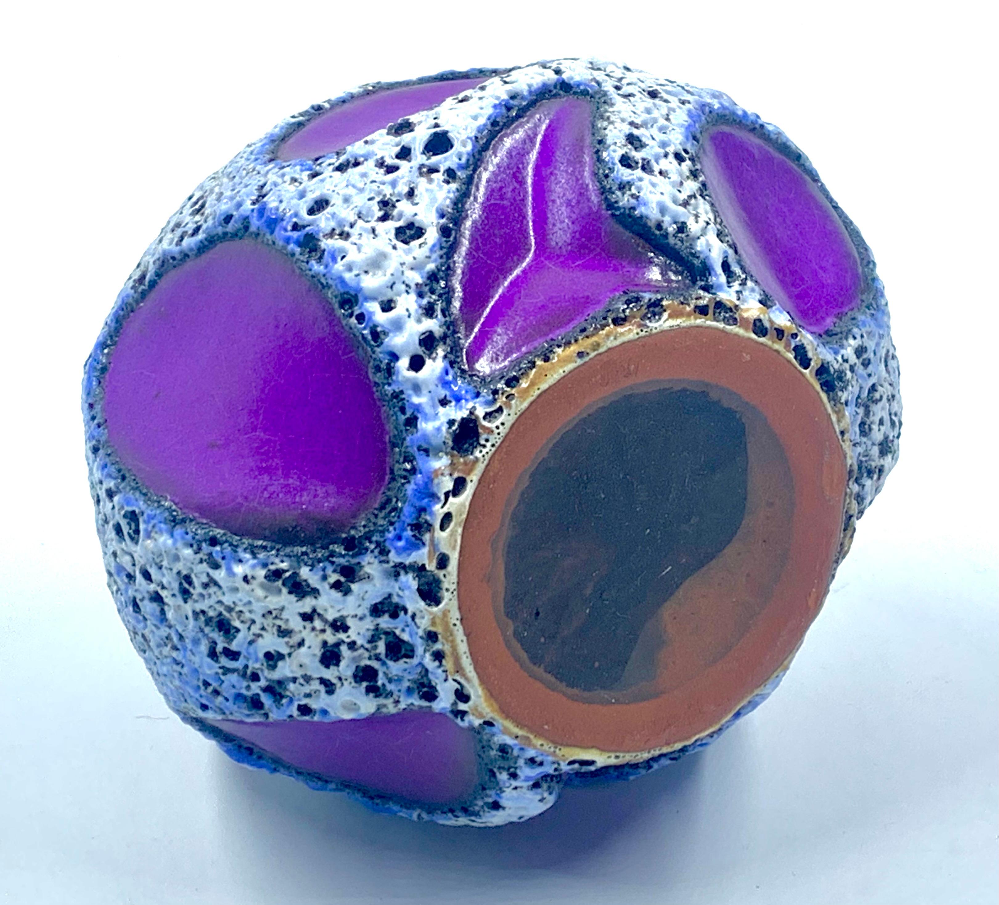 Fine XX secolo Vaso a sfera Roth Keramik viola e bianco e nero, Germania Ovest, C.C. 1970 in vendita