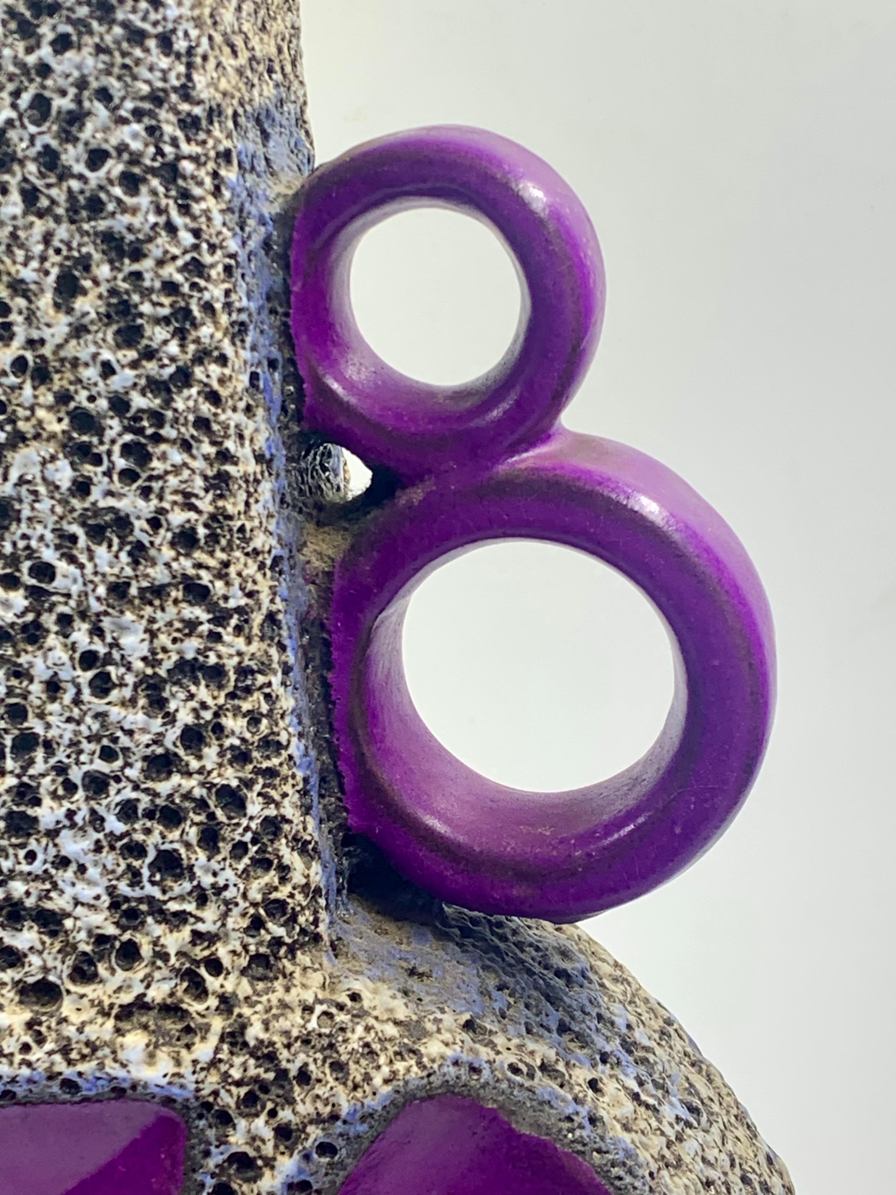 Roth Keramik morado y esmalte de lava blanco y negro, 41 cm, Alemania Occidental, c. 1970. Moderno de mediados de siglo en venta