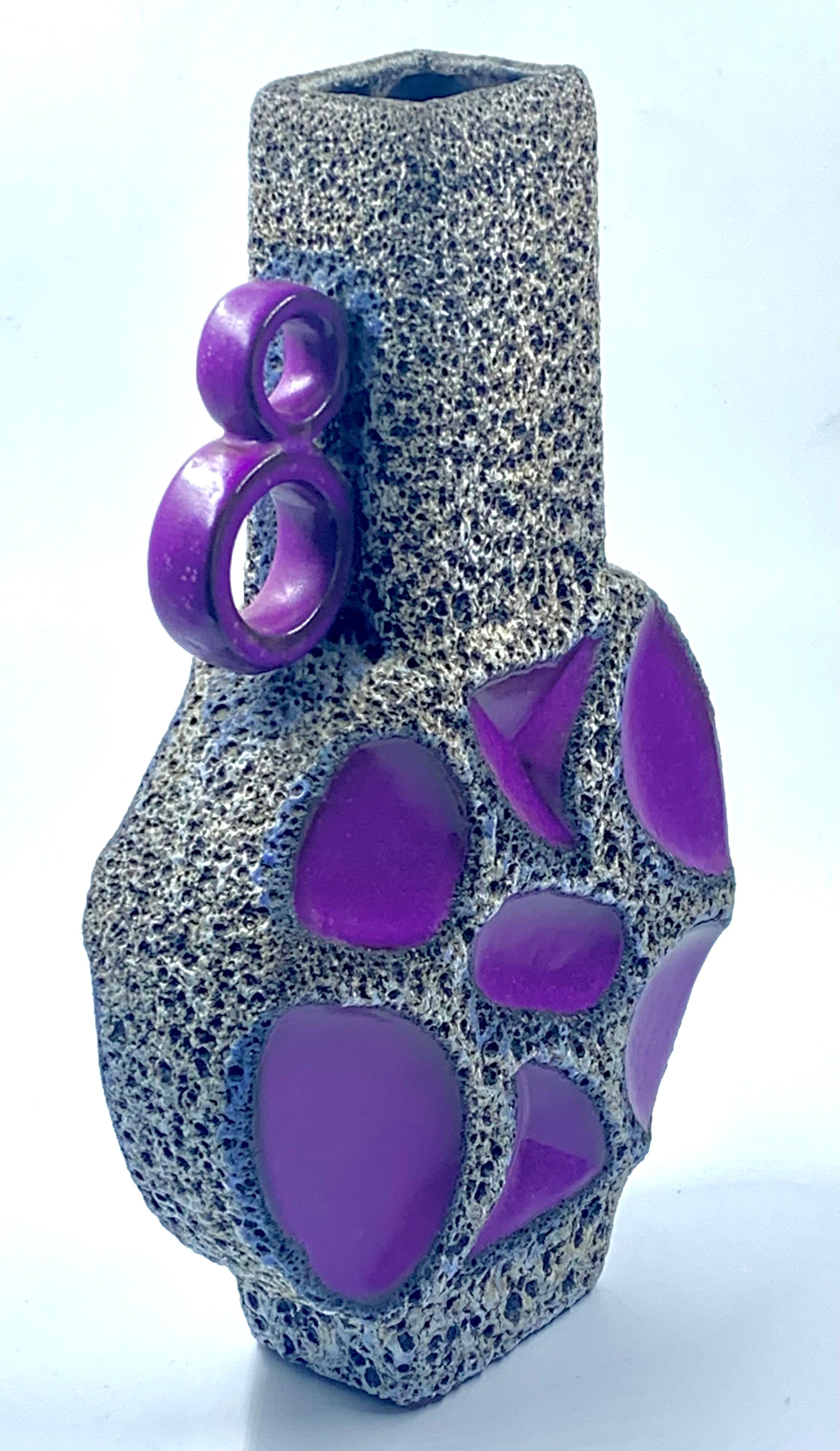 Roth Keramik morado y esmalte de lava blanco y negro, 41 cm, Alemania Occidental, c. 1970. Moldeado en venta