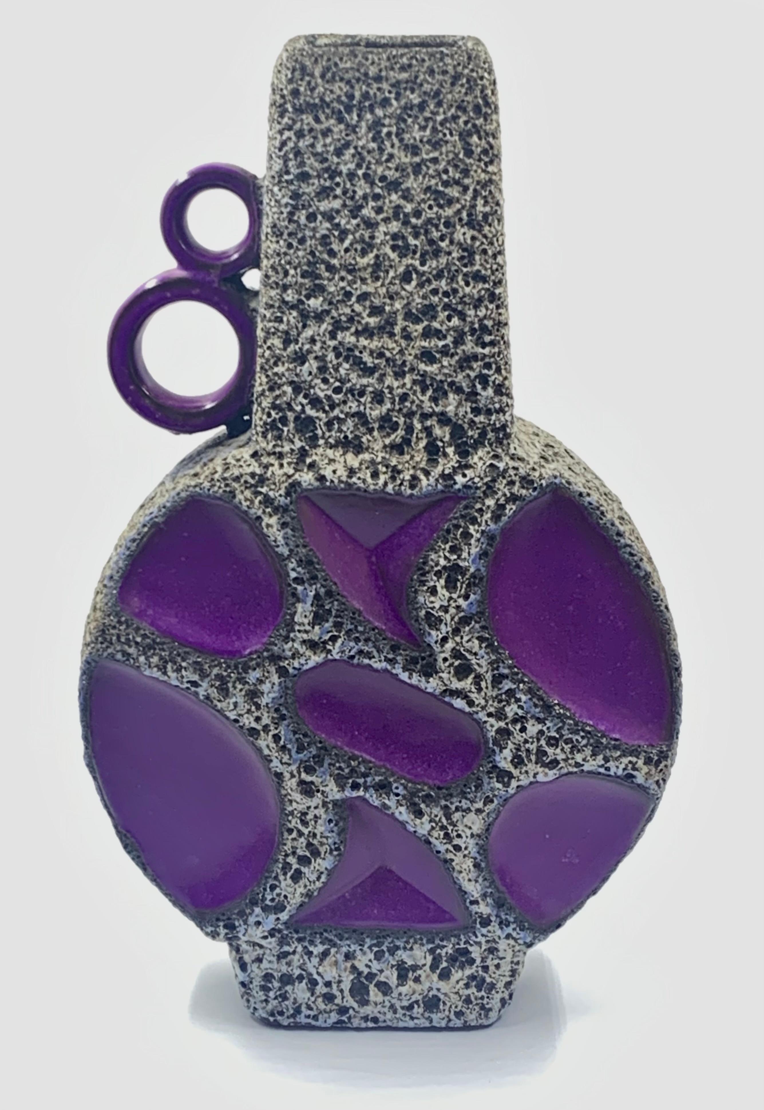 Roth Keramik morado y esmalte de lava blanco y negro, 41 cm, Alemania Occidental, c. 1970. en Bueno estado para la venta en Pymble, NSW