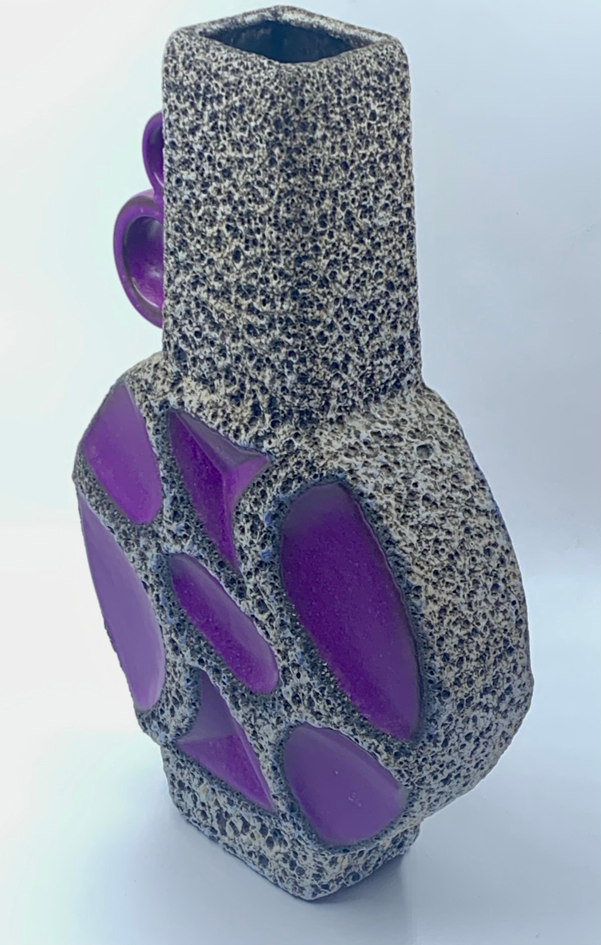 Roth Keramik morado y esmalte de lava blanco y negro, 41 cm, Alemania Occidental, c. 1970. finales del siglo XX en venta
