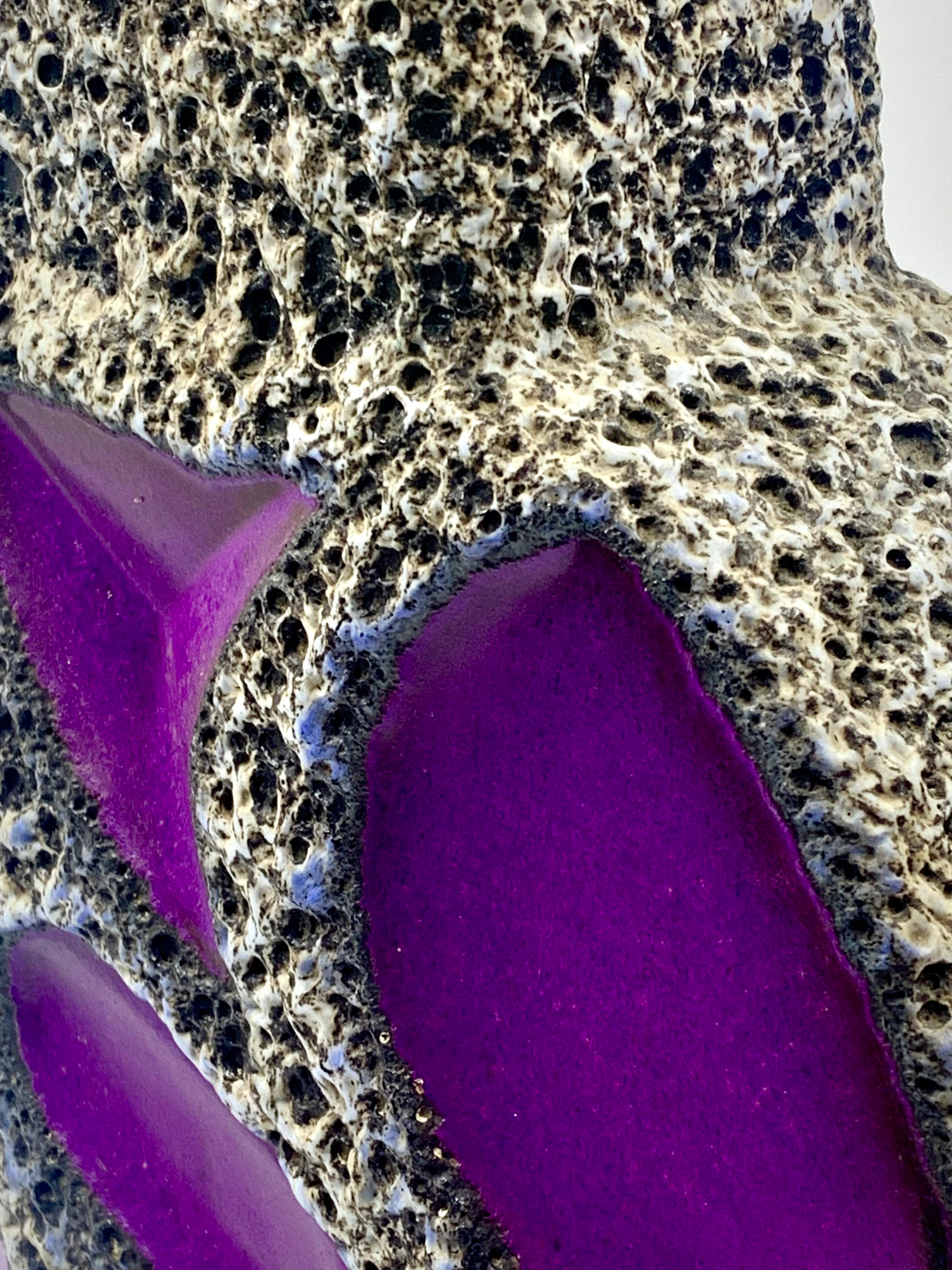 Roth Keramik morado y esmalte de lava blanco y negro, 41 cm, Alemania Occidental, c. 1970. Cerámico en venta