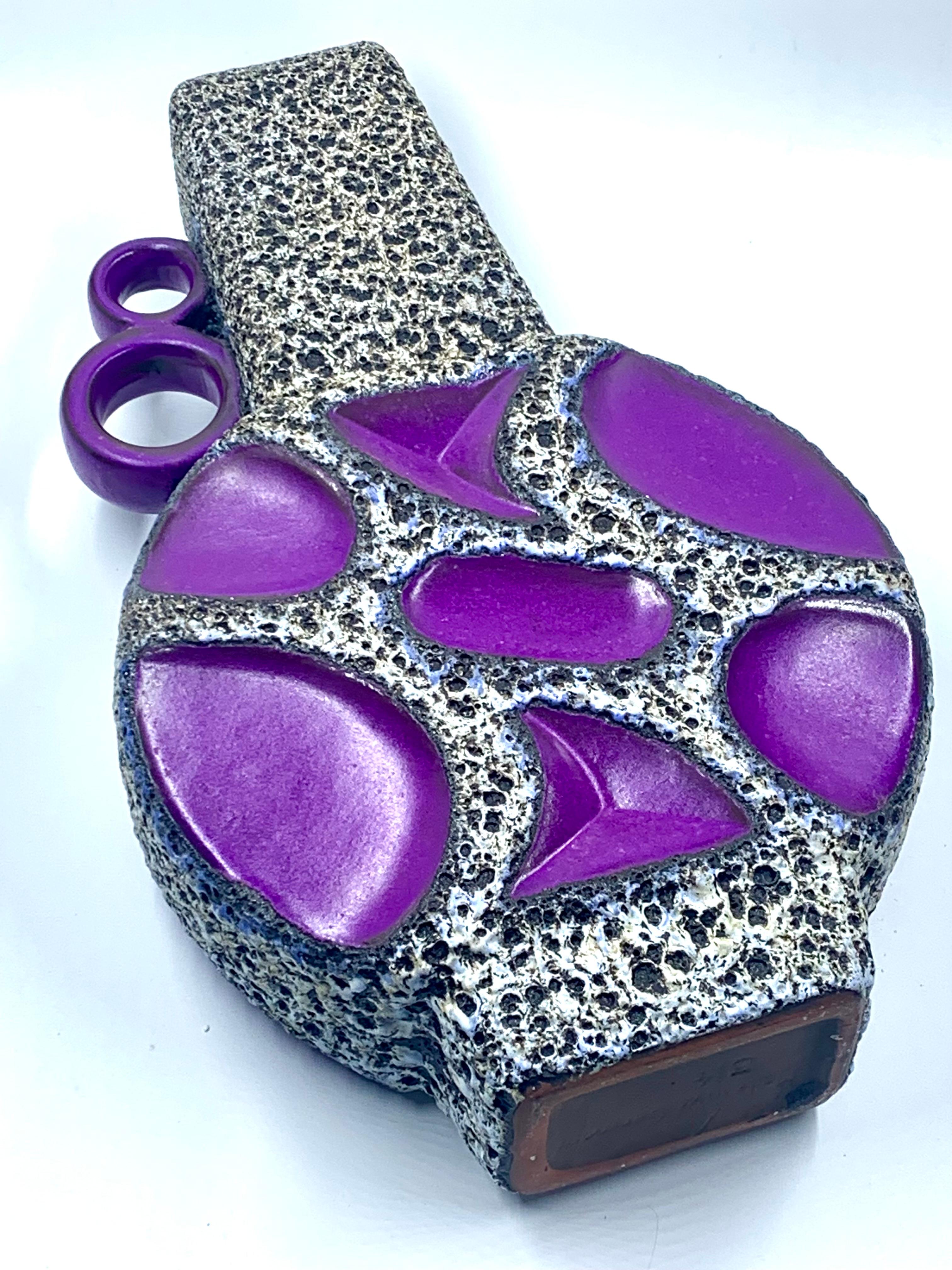 Roth Keramik morado y esmalte de lava blanco y negro, 41 cm, Alemania Occidental, c. 1970. en venta 1