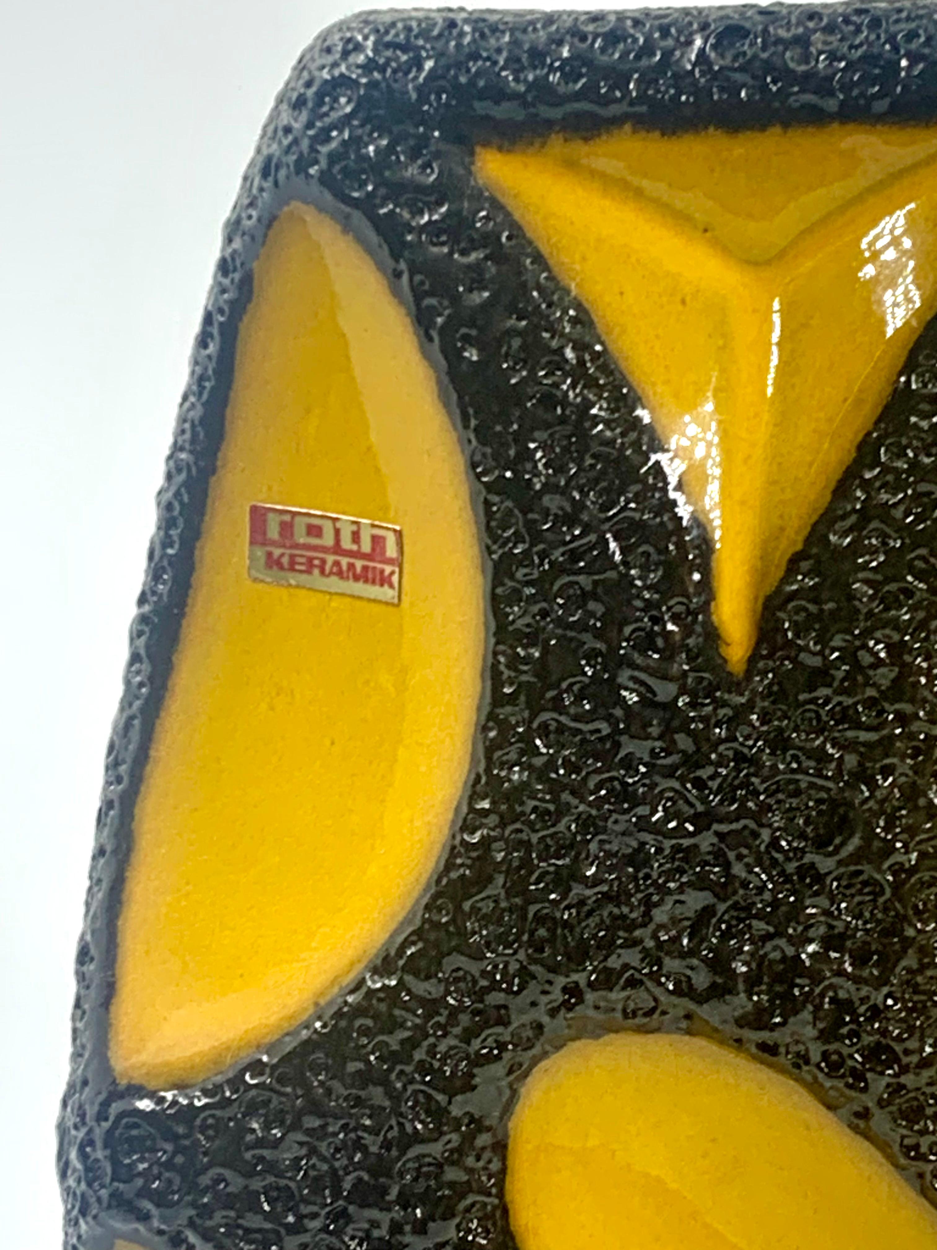 Rarísimo jarrón Roth Keramik amarillo con dos asas anulares y bordes vidriados en lava negra, modelo número 313.
Esta forma se fabricó en dos tamaños, de los cuales esta pieza es el más pequeño.
En excelente estado, conserva la etiqueta de aluminio