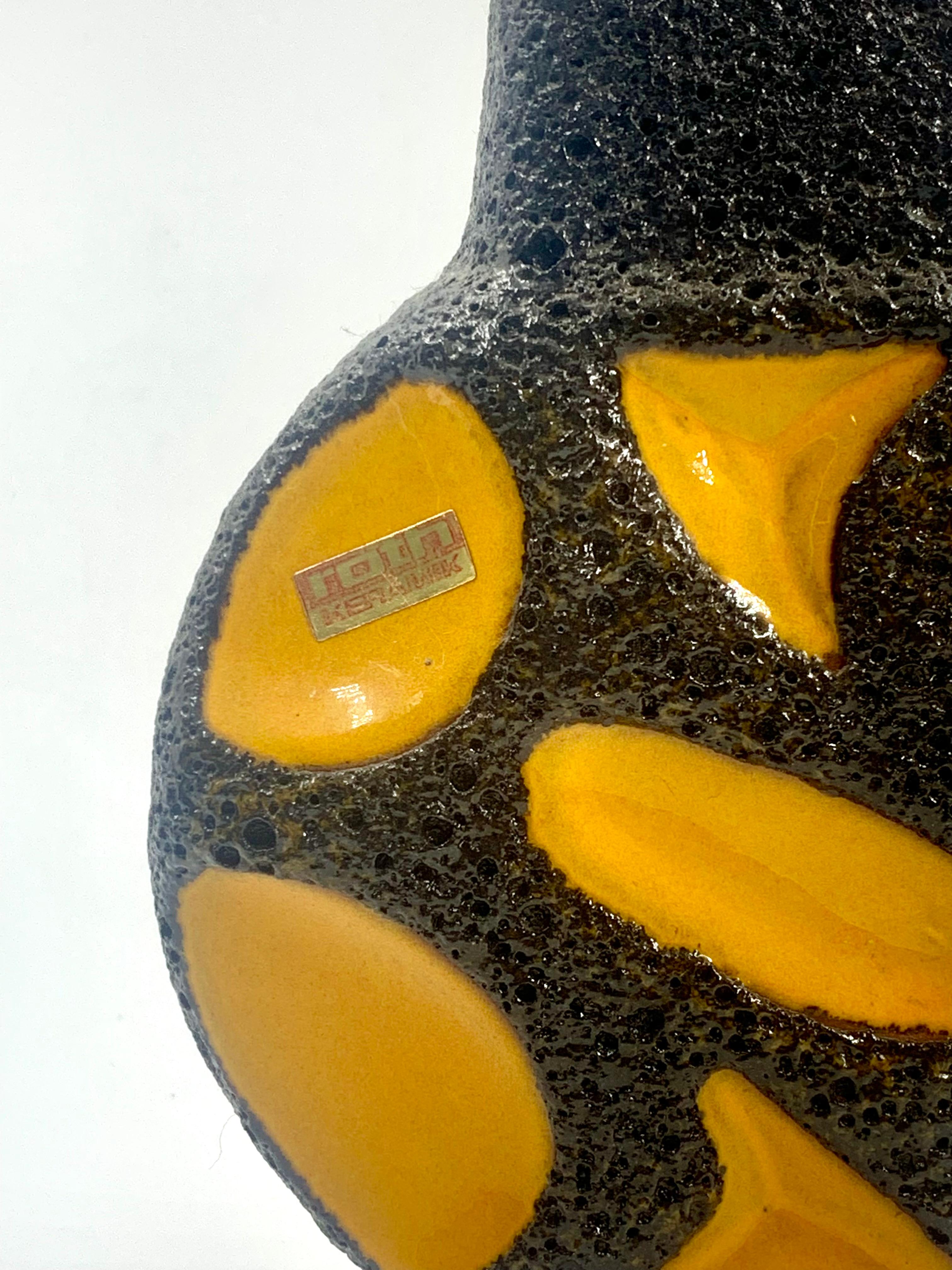 Roth Keramik raro jarrón esmaltado en lava amarilla y negra, Alemania Occidental, c.1970 Moderno de mediados de siglo en venta