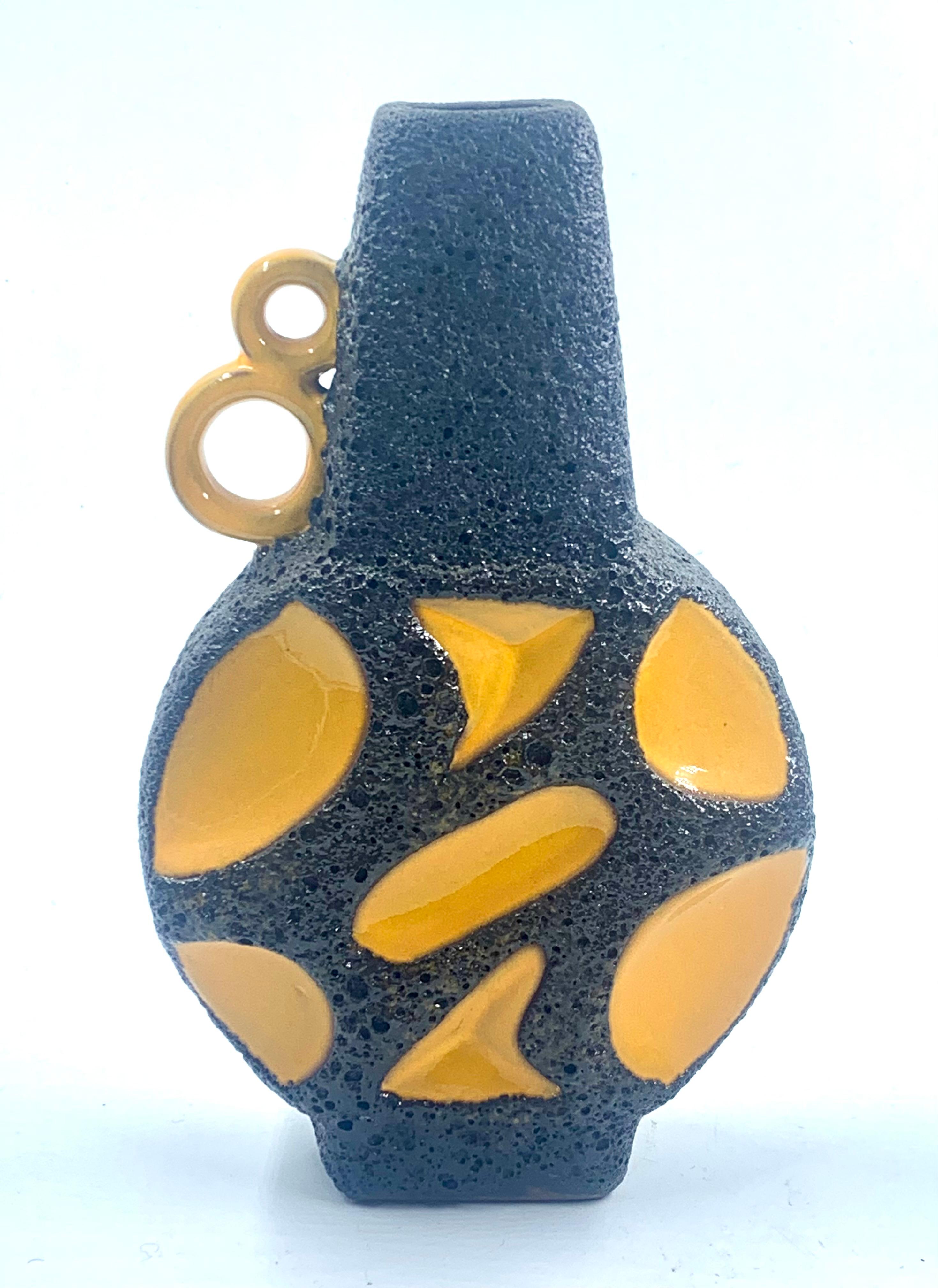 Roth Keramik raro jarrón esmaltado en lava amarilla y negra, Alemania Occidental, c.1970 finales del siglo XX en venta