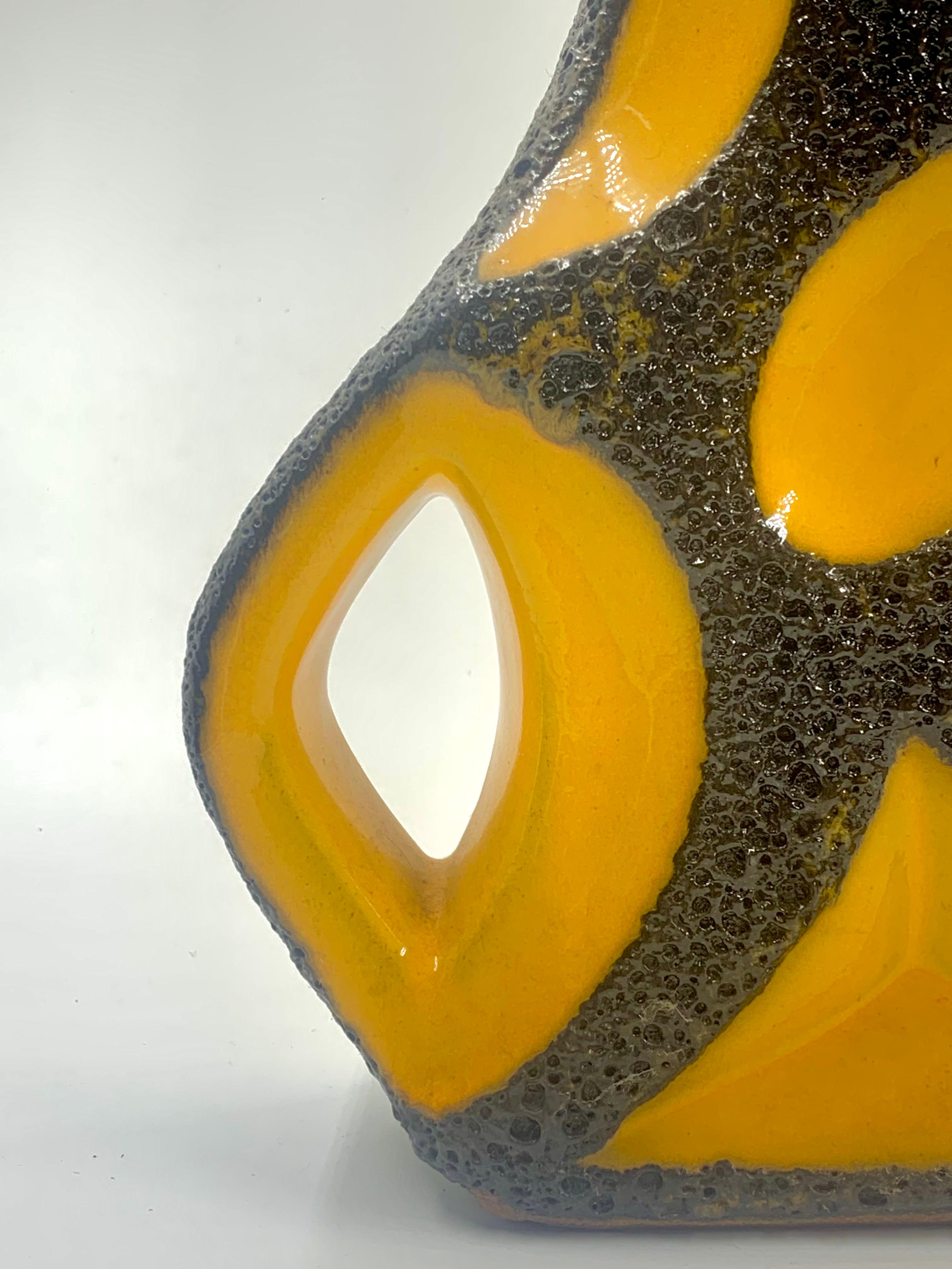 Rarísimo jarrón Roth Keramik con borde de lava esmaltada en amarillo brillante y negro 
