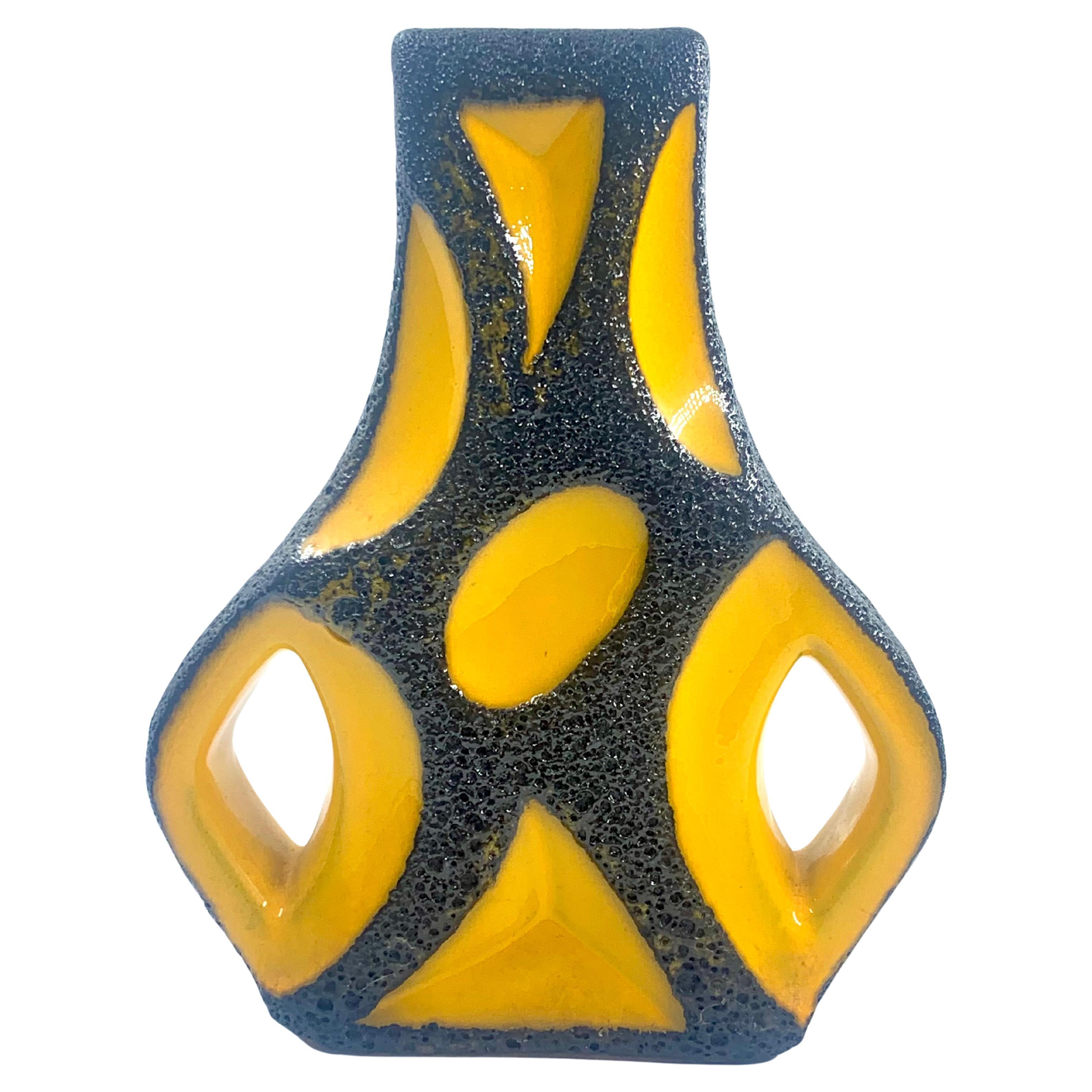 Roth Keramik raro jarrón "guitarra" de lava amarilla y negra, Alemania Occidental, c.1970.