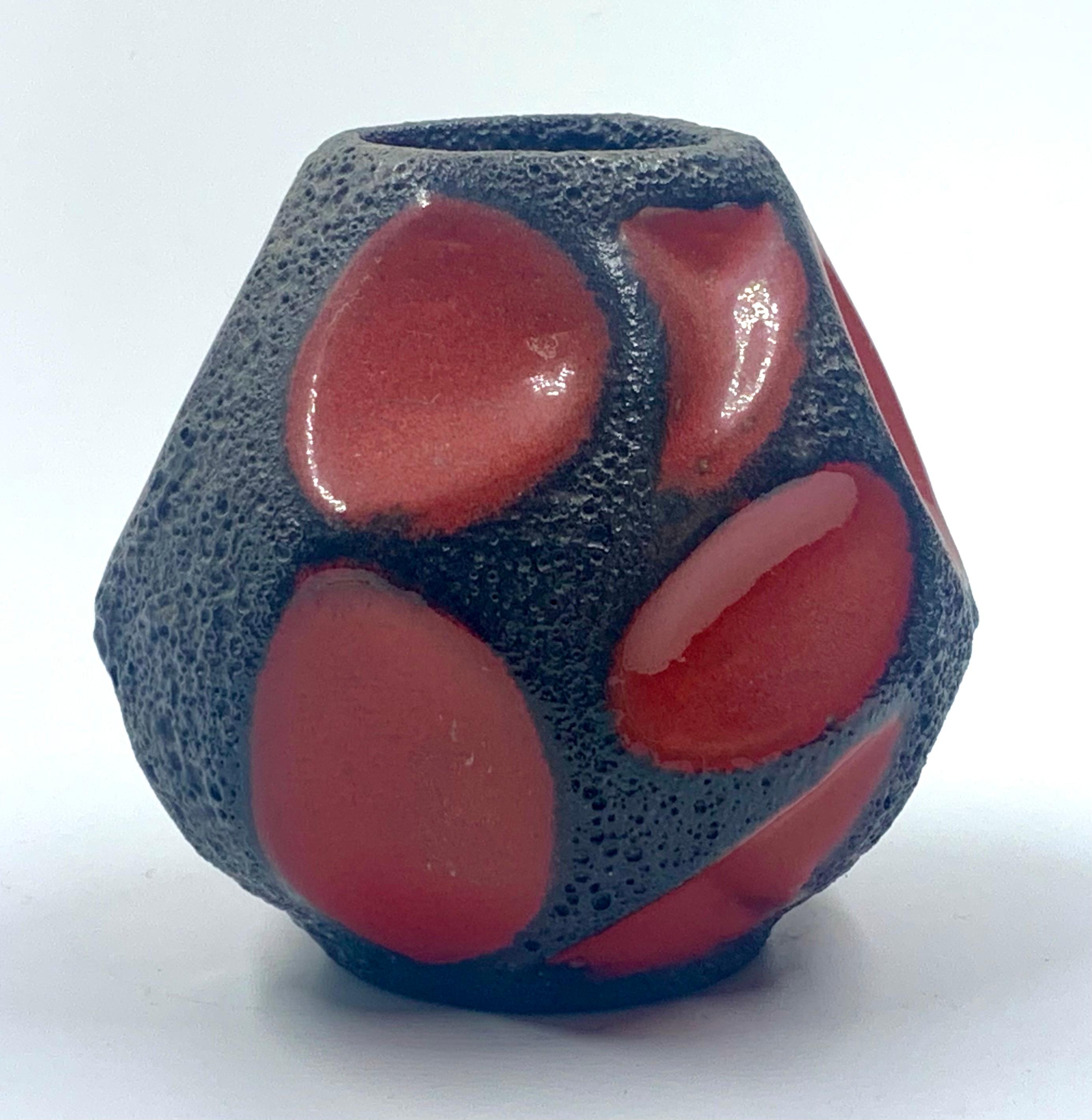 Jarrón bola Roth Keramik esmaltado en lava roja y negra, de 11 cm de altura, en excelente estado.
Patrón número 308.
Un buen ejemplo de Lava Grasa de la Alemania Occidental de los años 60-70.