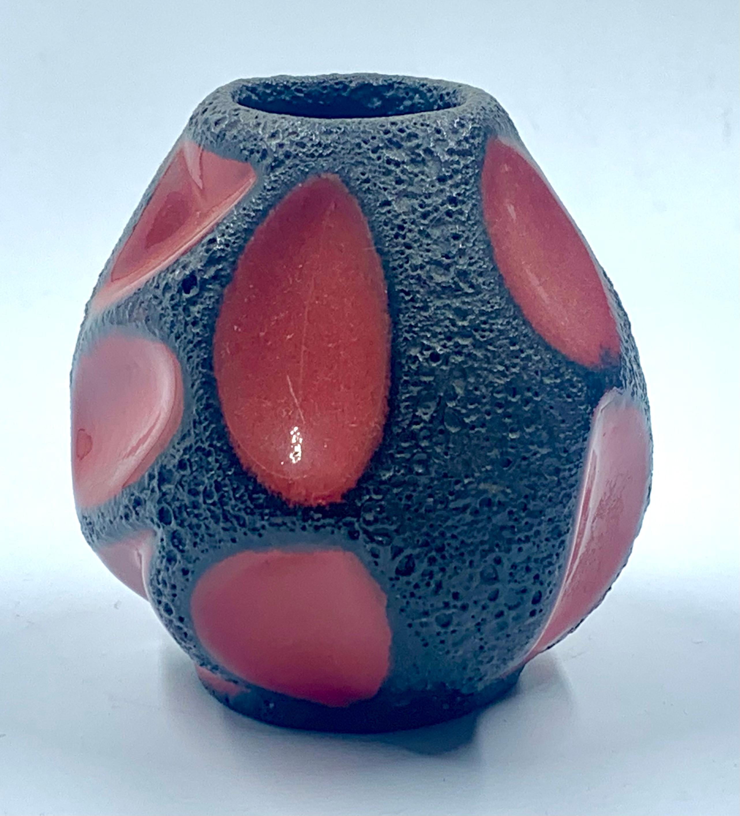 Jarrón bola rojo y negro Roth Keramik, Alemania Occidental, c.1970 Moderno de mediados de siglo en venta