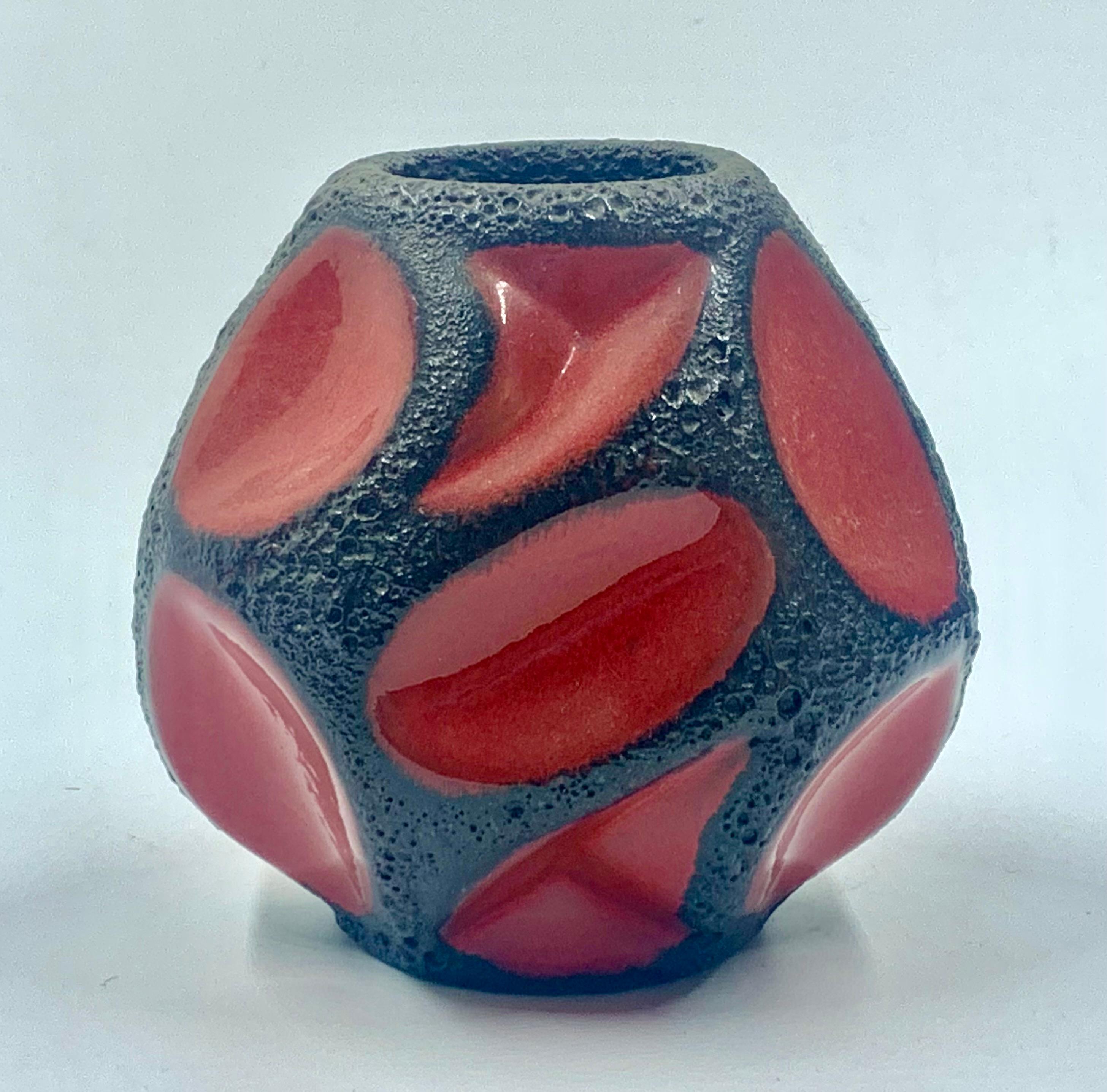 Jarrón bola rojo y negro Roth Keramik, Alemania Occidental, c.1970 Alemán en venta