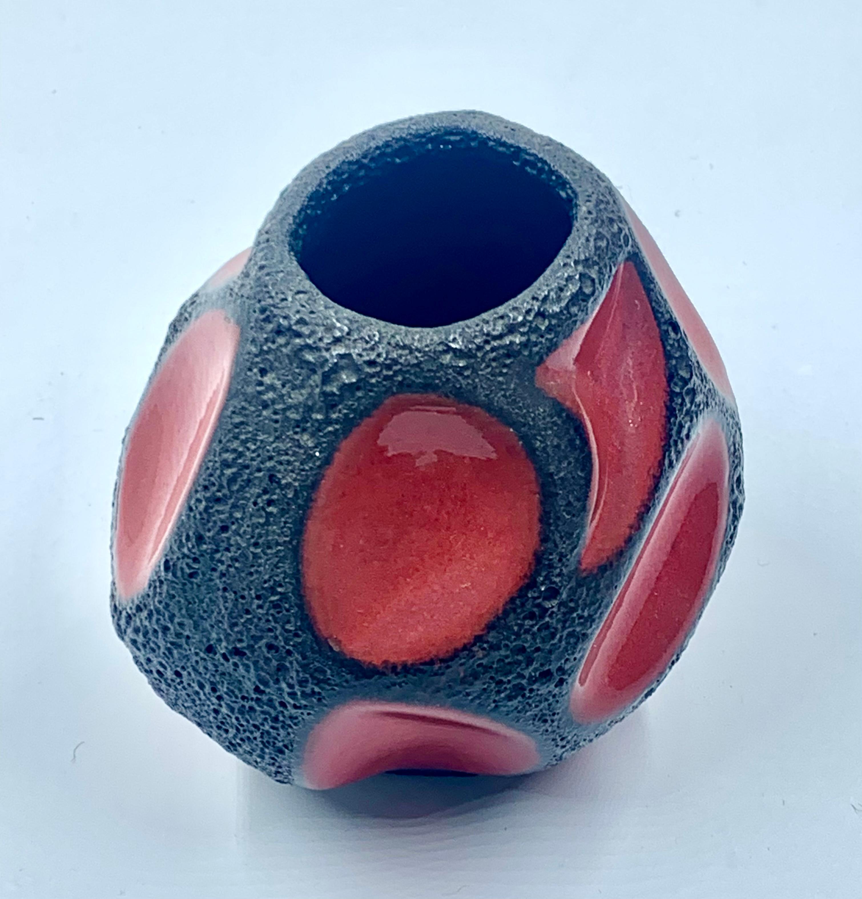 Jarrón bola rojo y negro Roth Keramik, Alemania Occidental, c.1970 en Bueno estado para la venta en Pymble, NSW