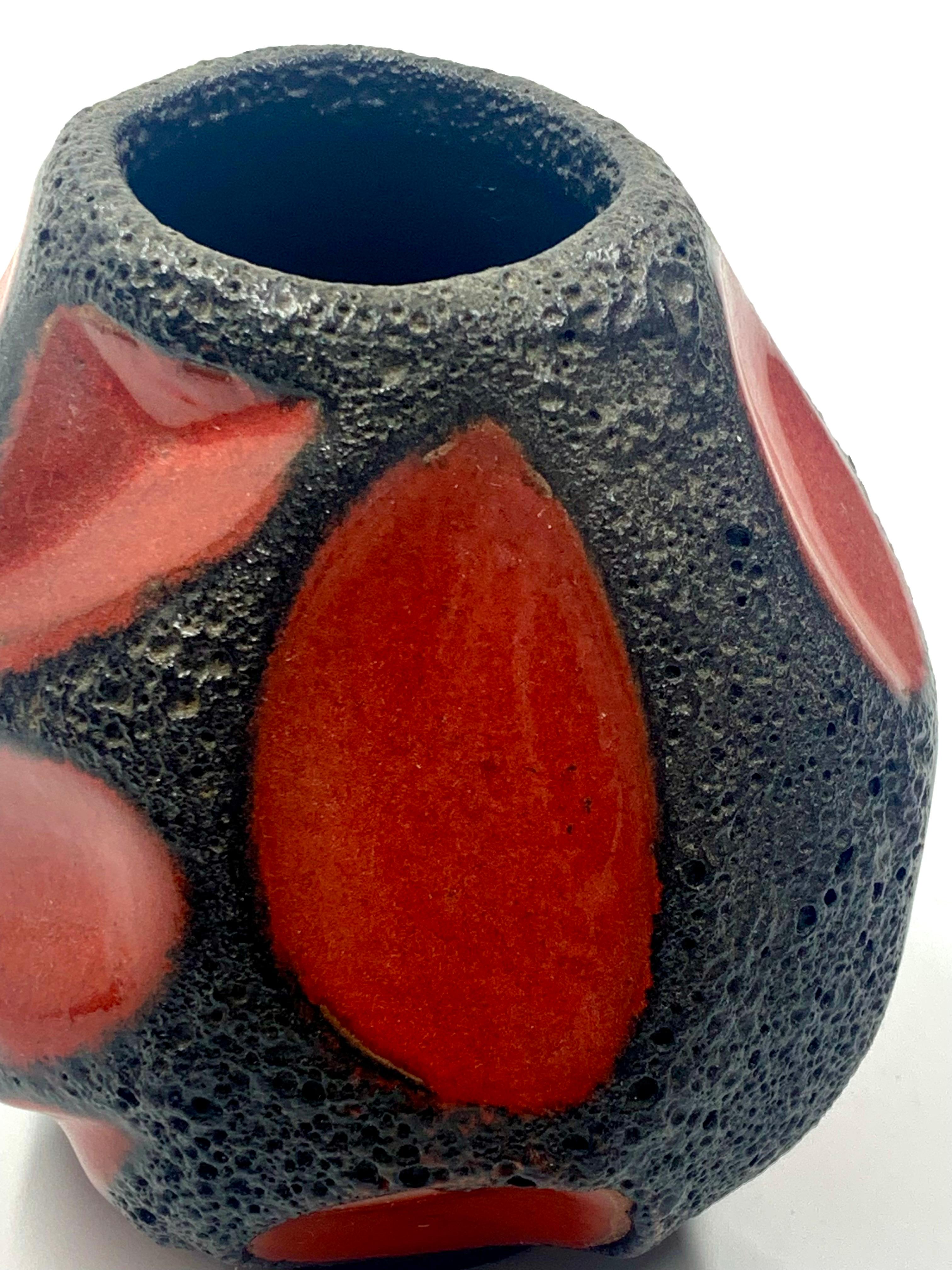 Jarrón bola rojo y negro Roth Keramik, Alemania Occidental, c.1970 finales del siglo XX en venta