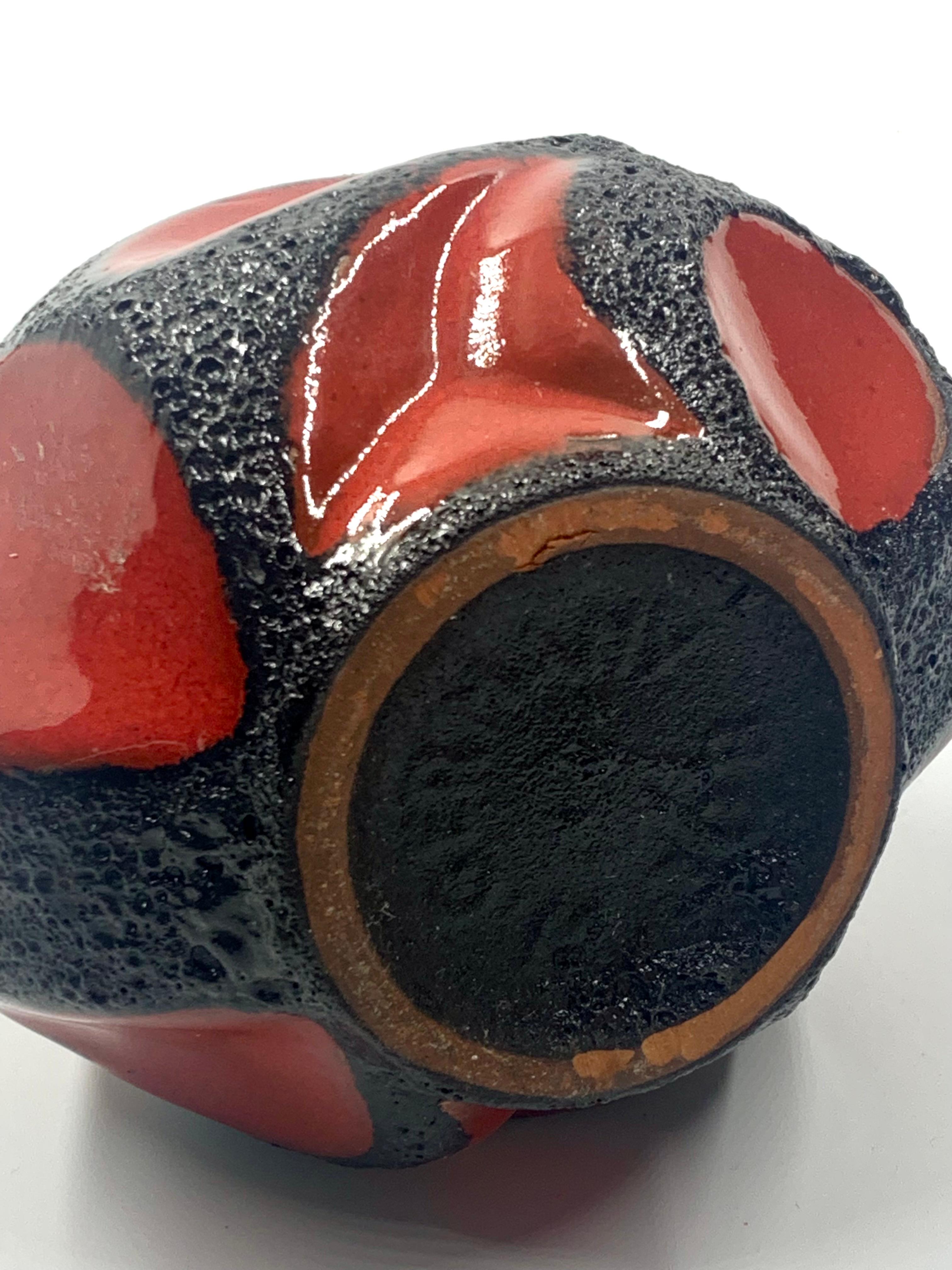 Jarrón bola rojo y negro Roth Keramik, Alemania Occidental, c.1970 Cerámico en venta