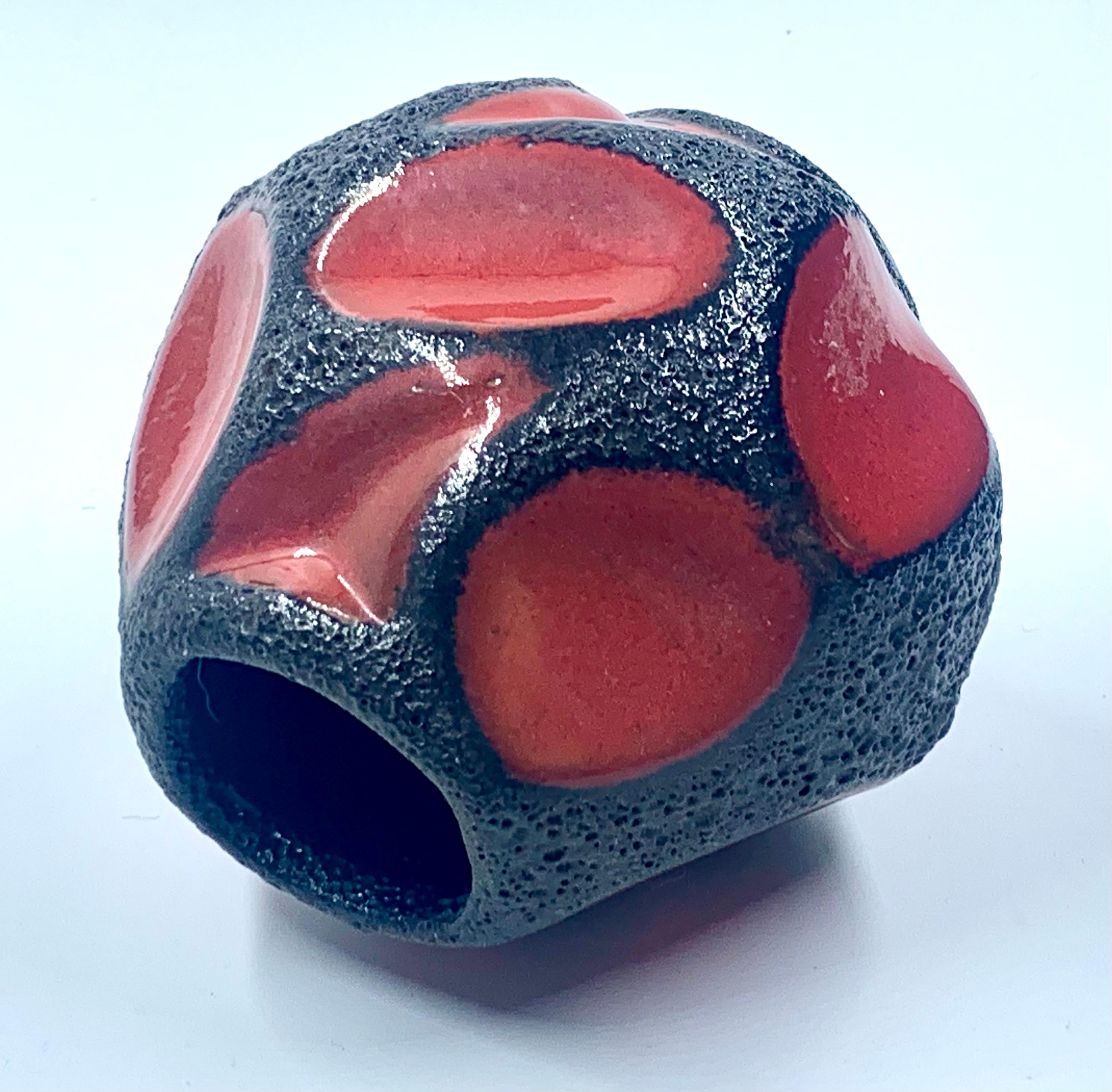 Jarrón bola rojo y negro Roth Keramik, Alemania Occidental, c.1970 en venta 1
