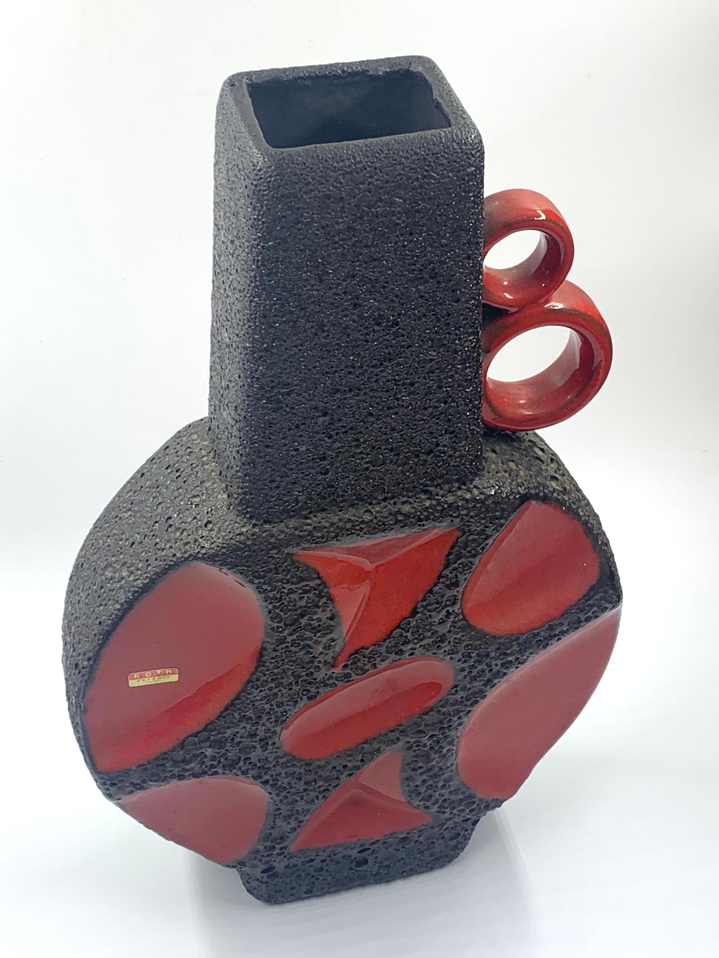 Esmalte de lava rojo y negro Roth Keramik, 41 cm Alemania Occidental, c. 1970. Moderno de mediados de siglo en venta