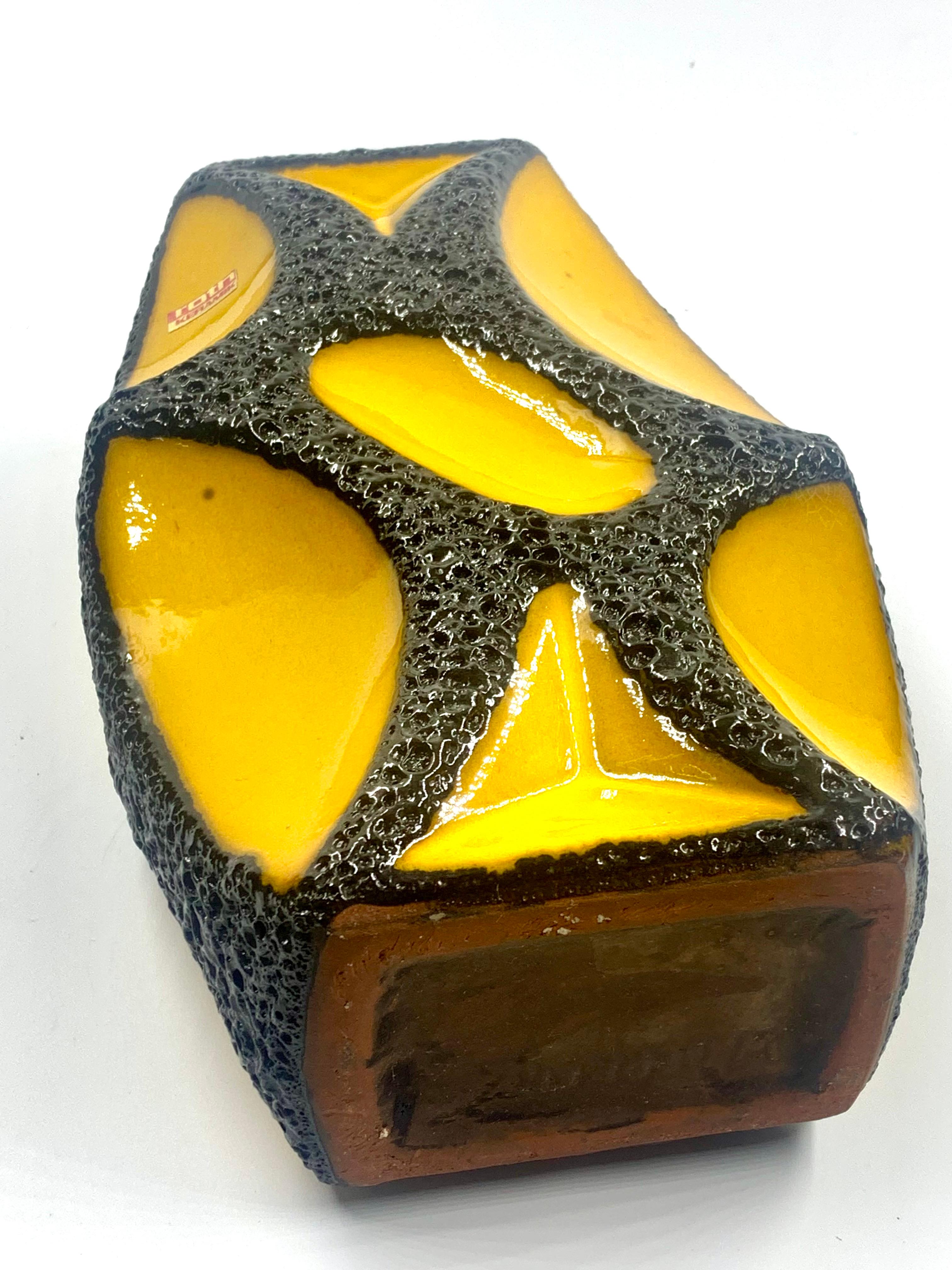 Roth Keramik, rarísimo jarrón esmaltado en lava amarilla y negra, Alemania Occidental, c.1970. en venta 3