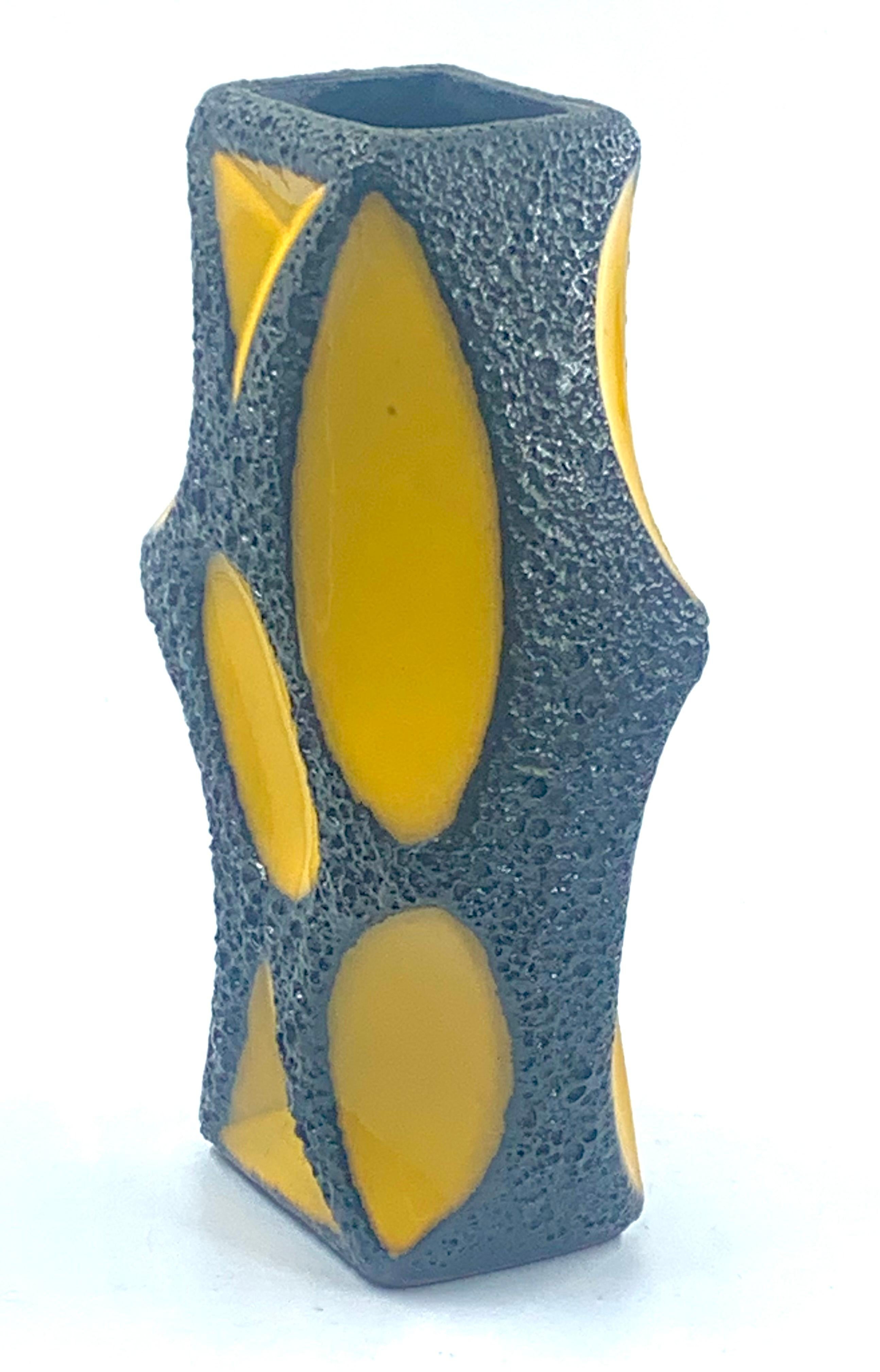 Roth Keramik, rarísimo jarrón esmaltado en lava amarilla y negra, Alemania Occidental, c.1970. Moldeado en venta