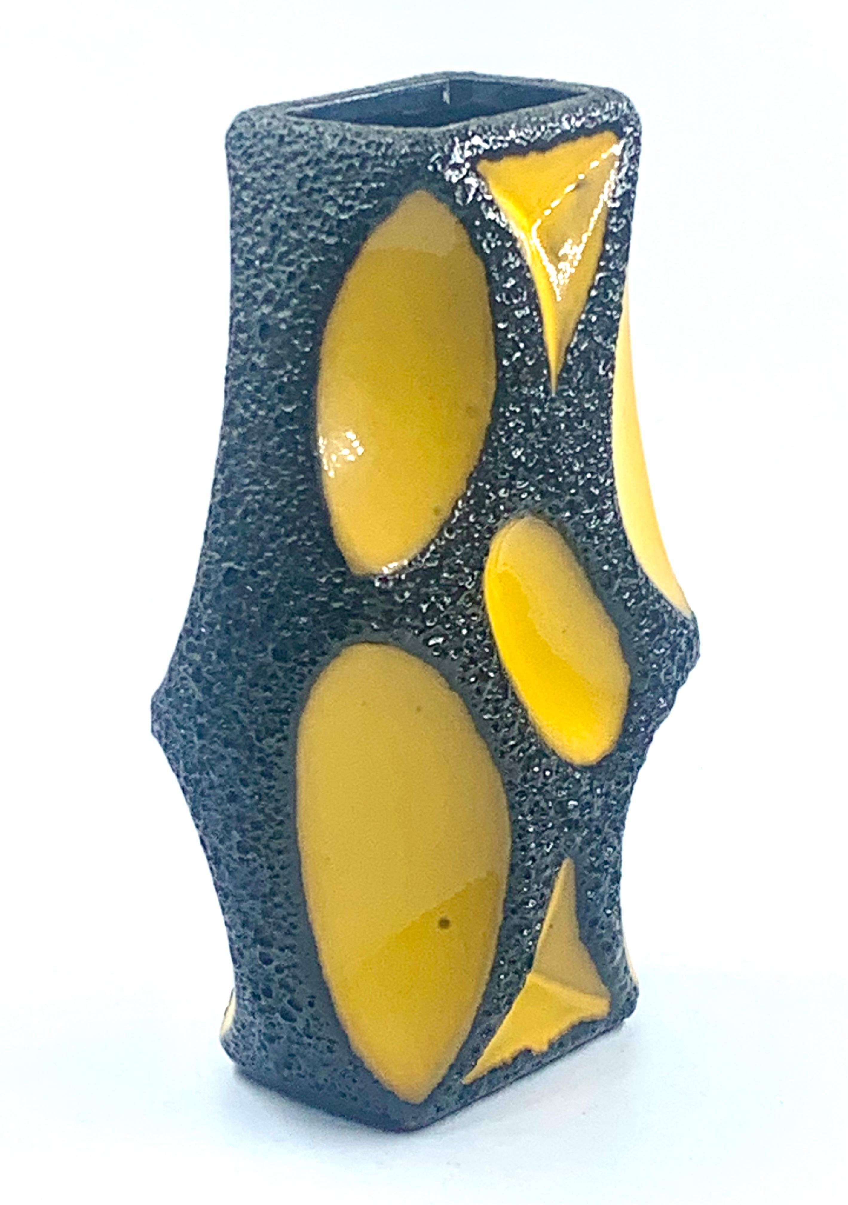 Roth Keramik, rarísimo jarrón esmaltado en lava amarilla y negra, Alemania Occidental, c.1970. en Bueno estado para la venta en Pymble, NSW