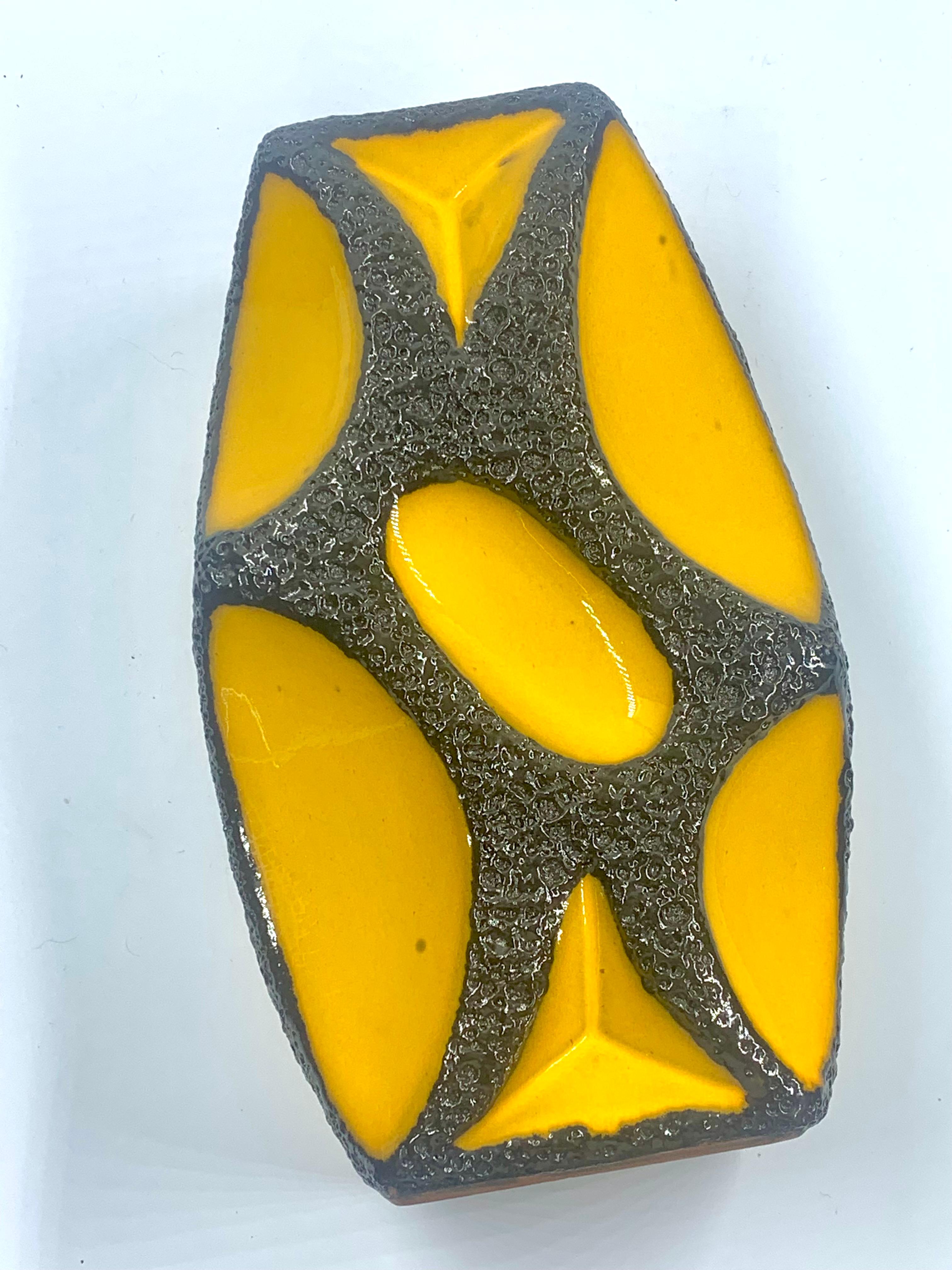 Roth Keramik, rarísimo jarrón esmaltado en lava amarilla y negra, Alemania Occidental, c.1970. Cerámico en venta