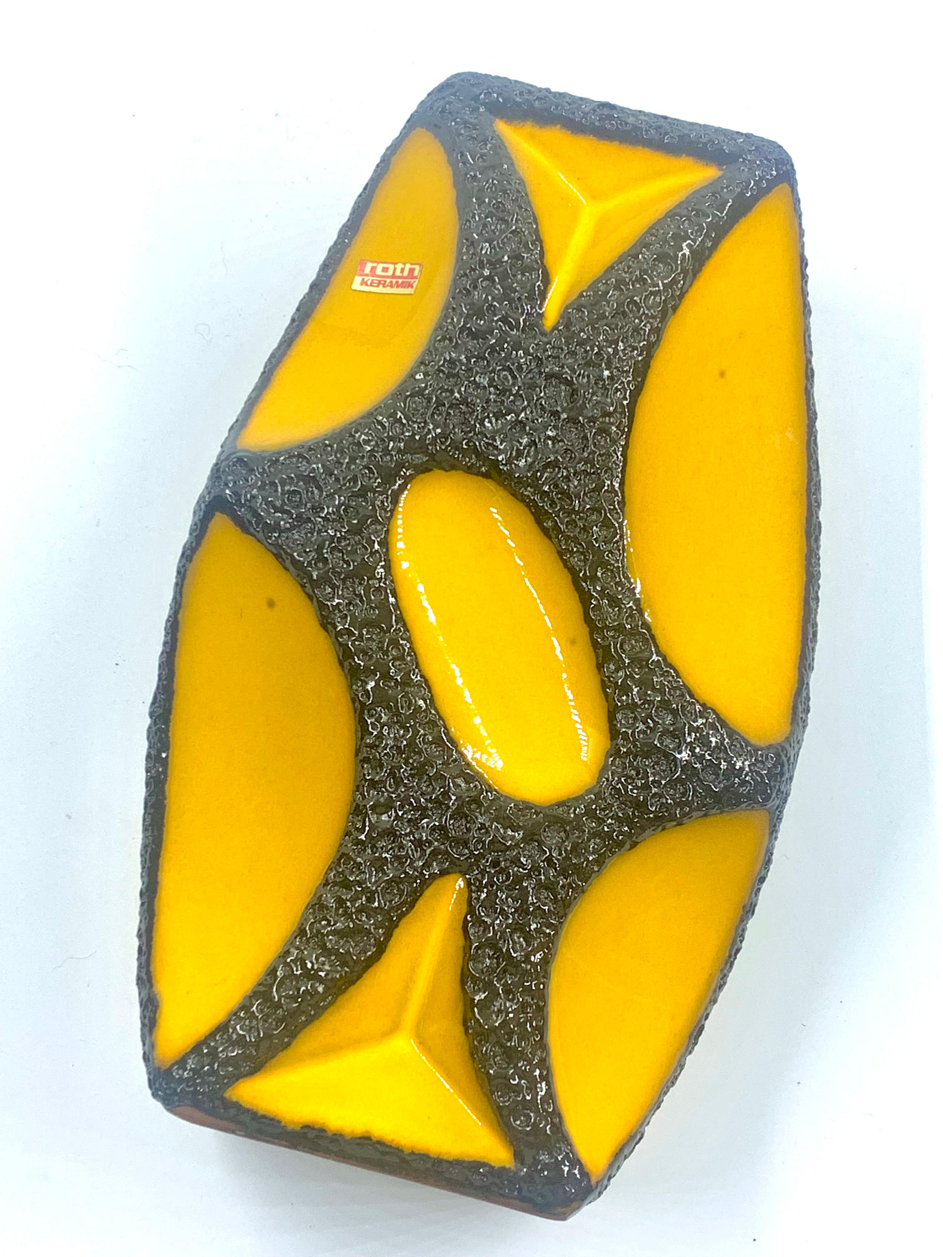 Roth Keramik, rarísimo jarrón esmaltado en lava amarilla y negra, Alemania Occidental, c.1970. en venta 1