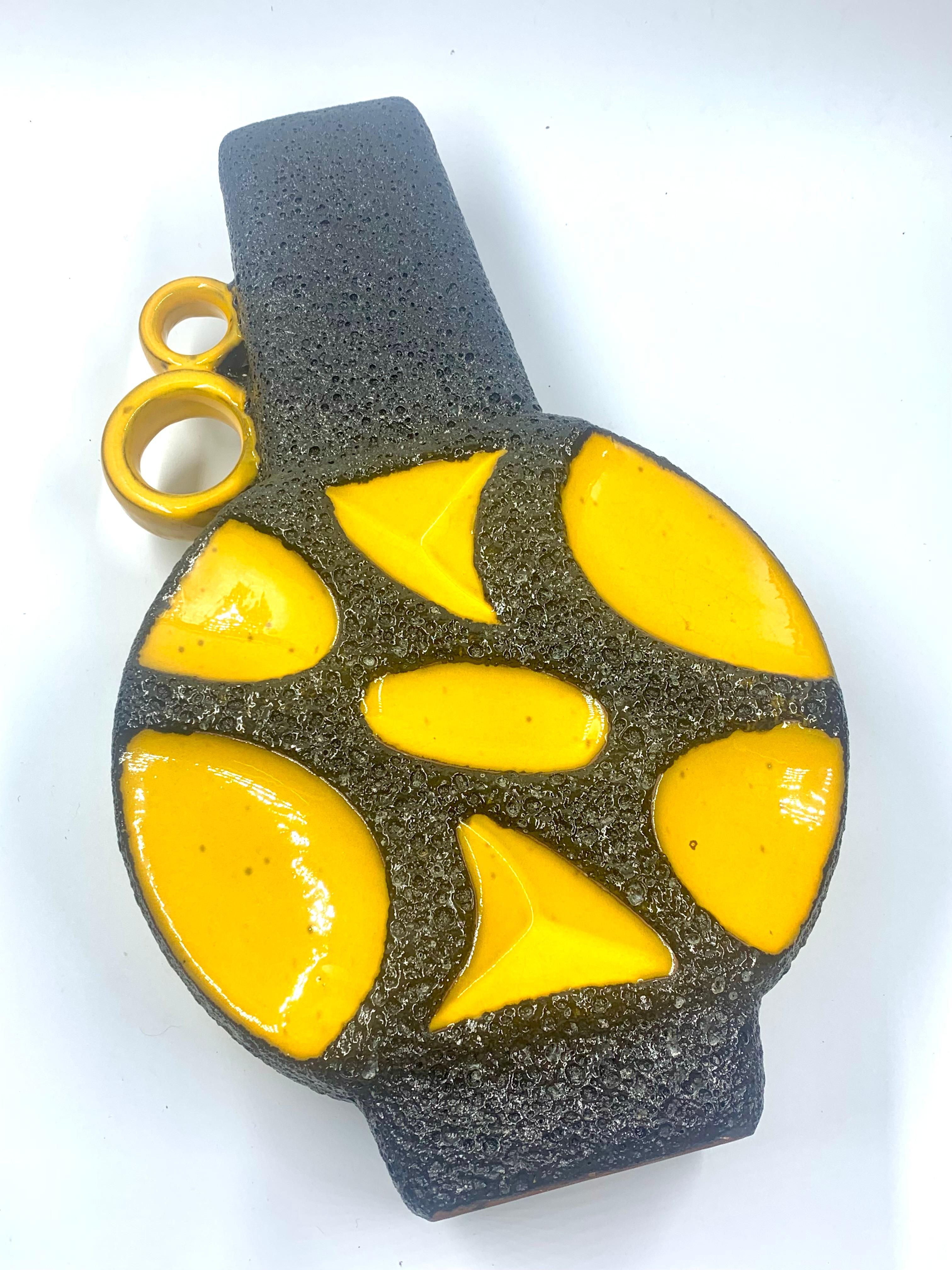 Fine XX secolo Roth Keramik, smalto lavico giallo e nero, 41 cm, Wet Germania, 1970 circa. in vendita